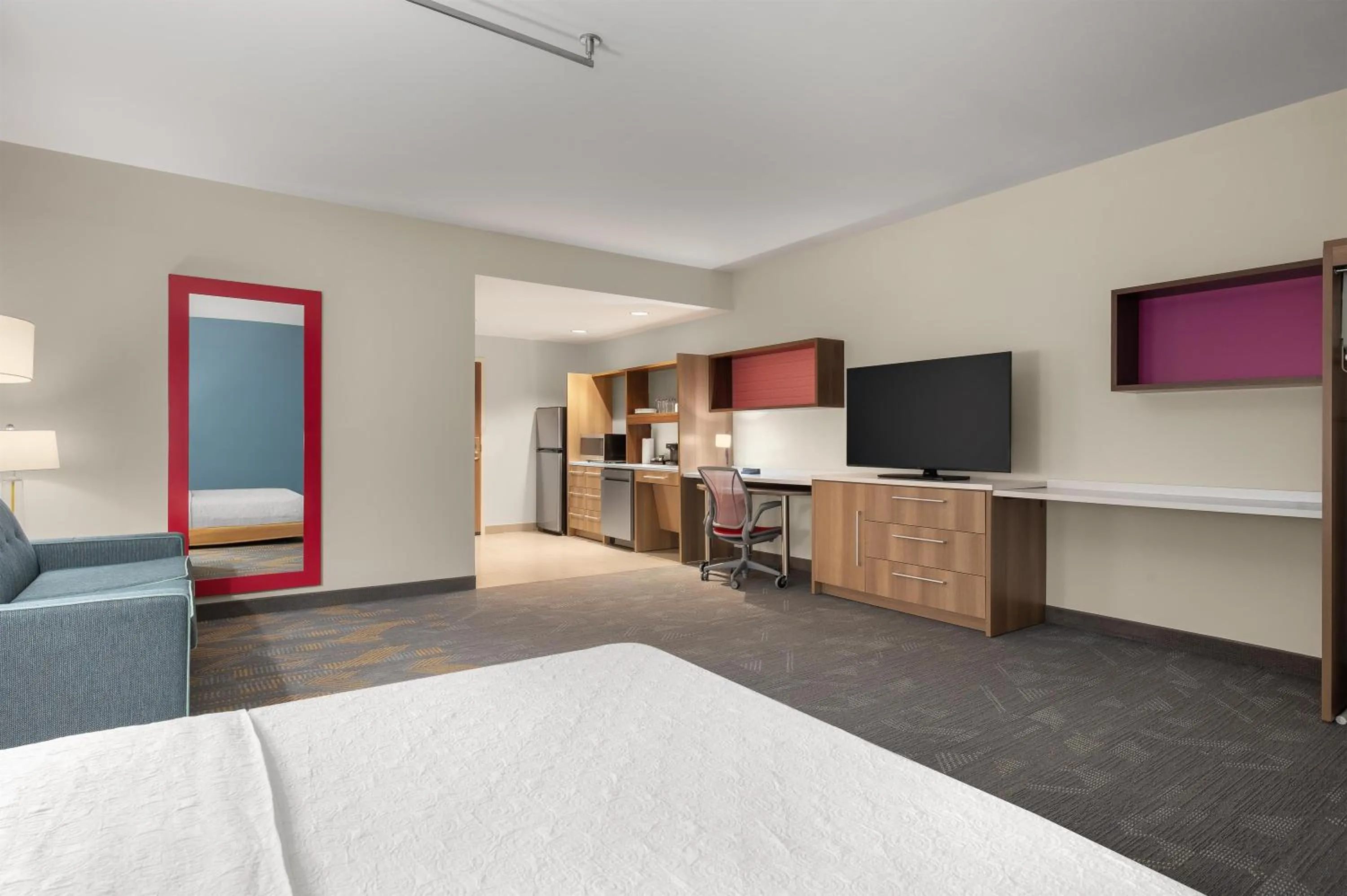 Living room, Bed in Home2 Suites By Hilton Cincinnati Eastgate
