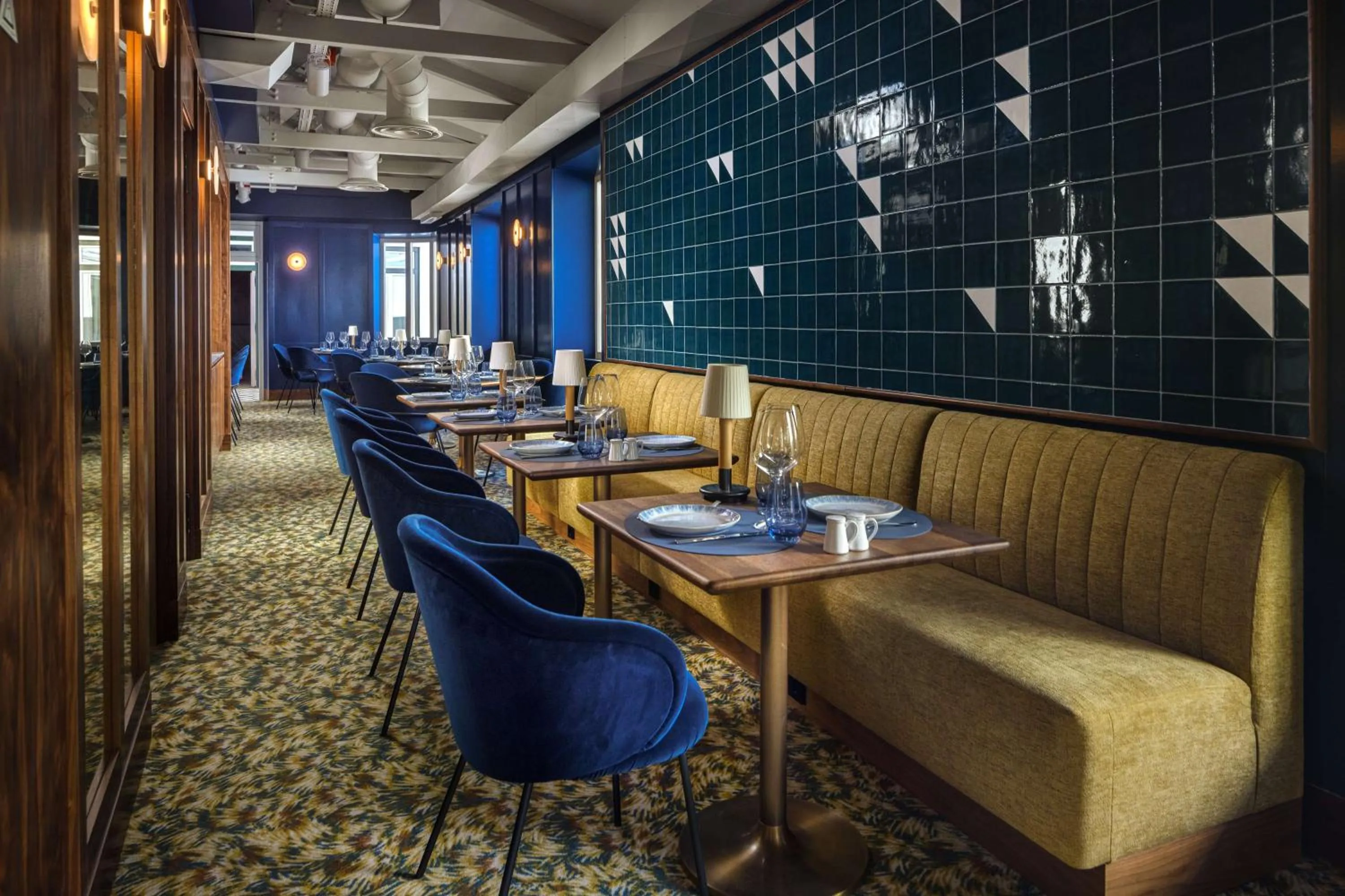 Restaurant/places to eat in DUO Hotel Lisbon, Curio Collection by Hilton