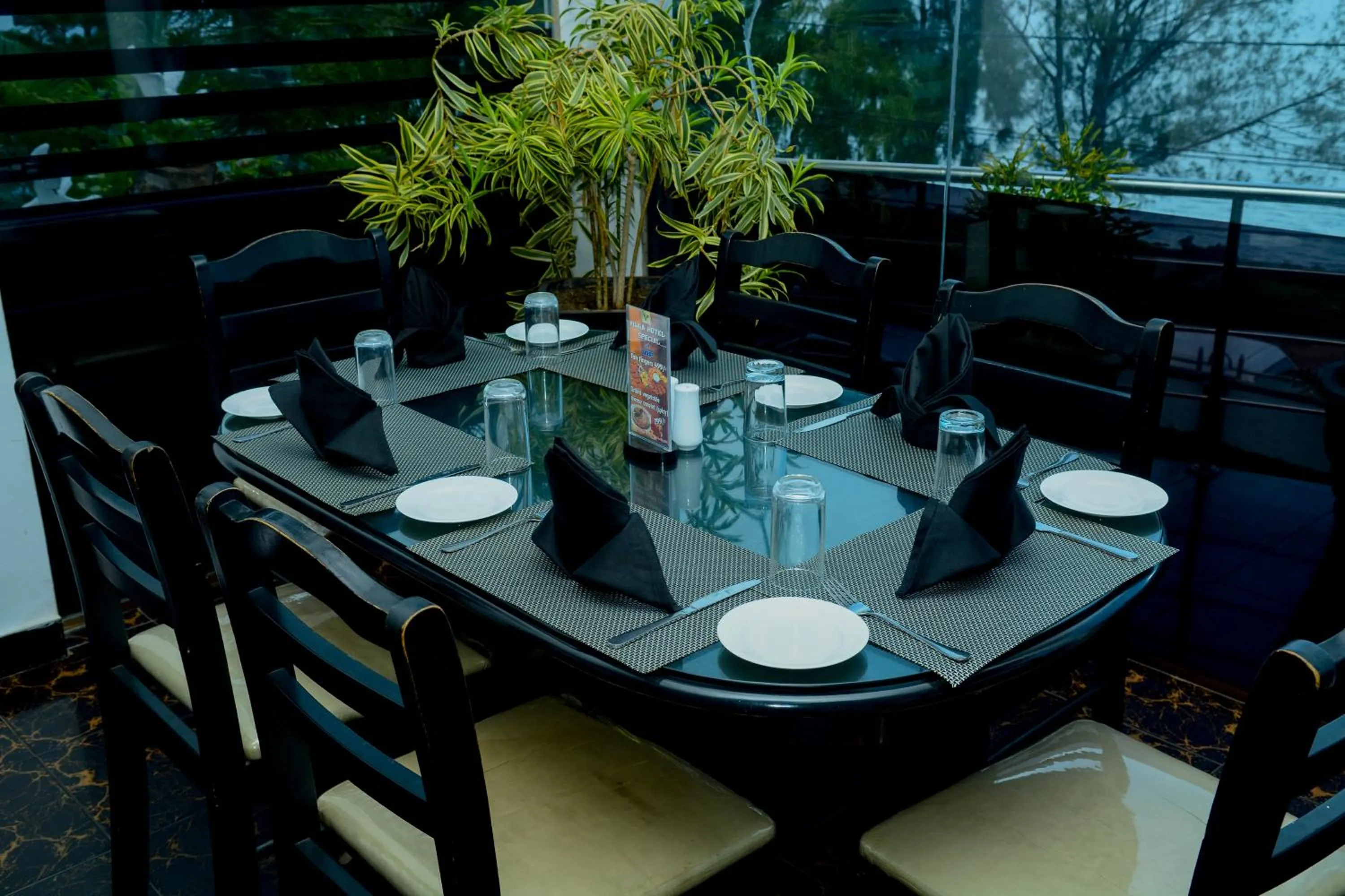 Restaurant/places to eat in Villa Hotel