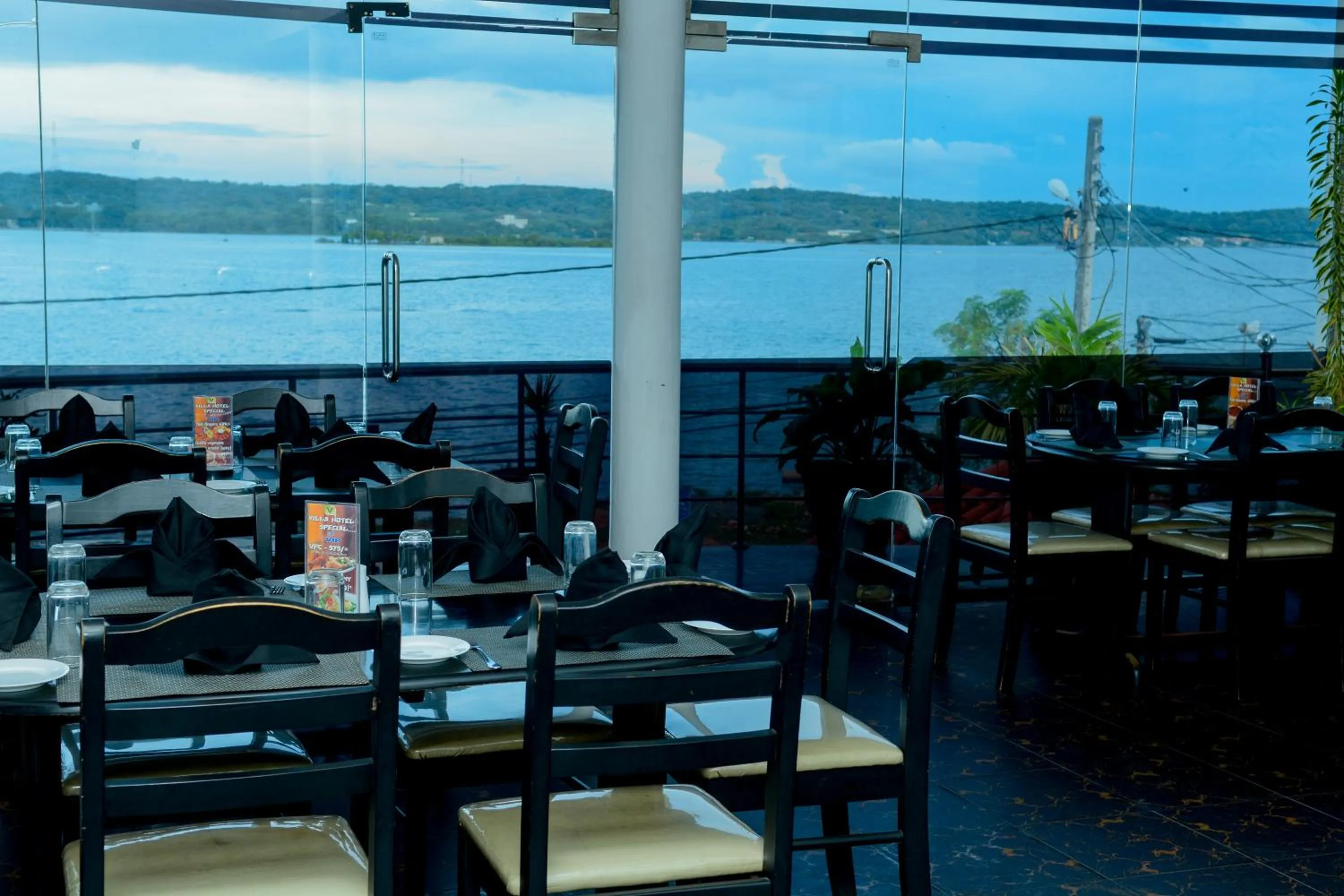 Restaurant/places to eat in Villa Hotel