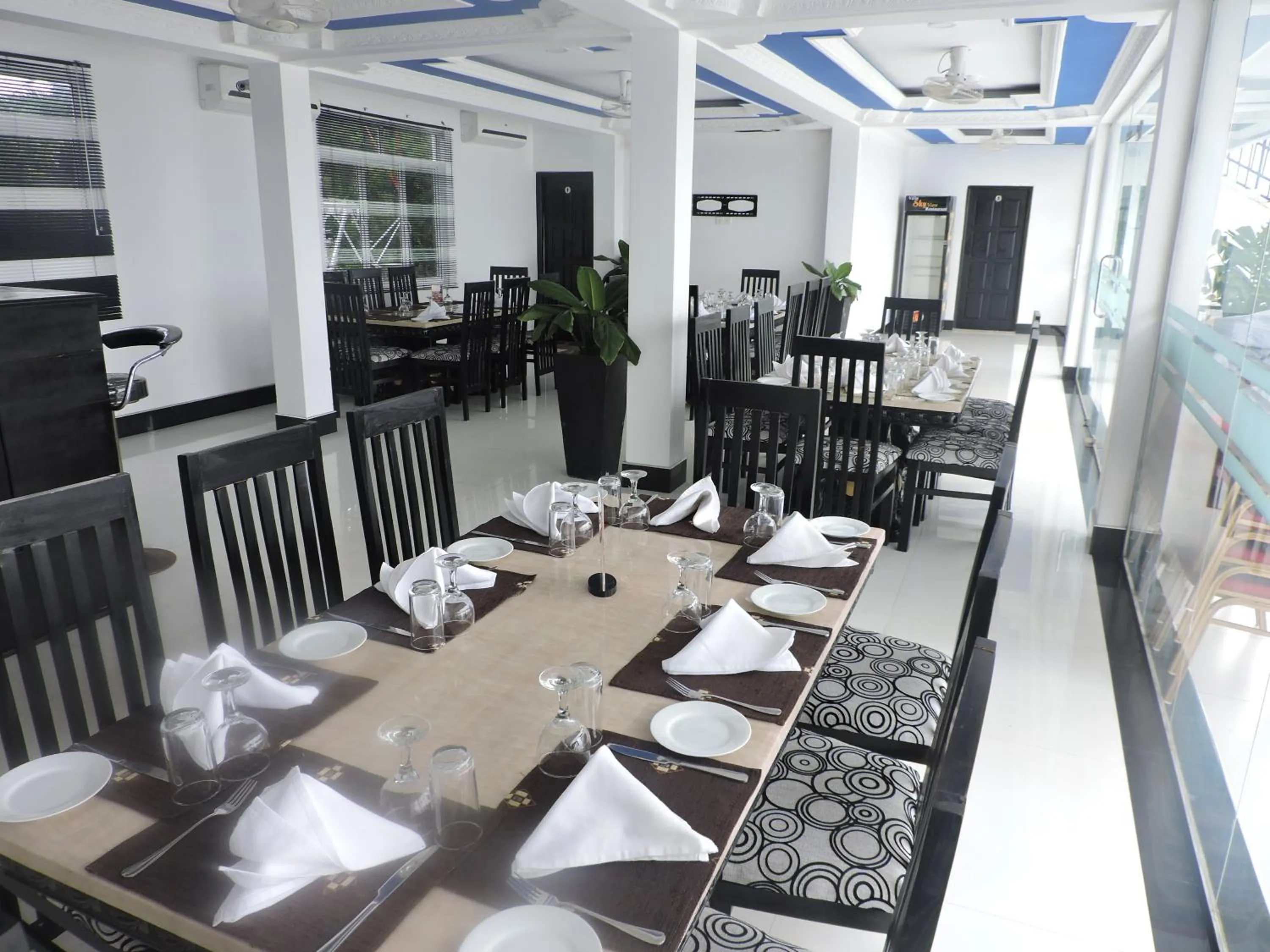 Restaurant/places to eat in Villa Hotel