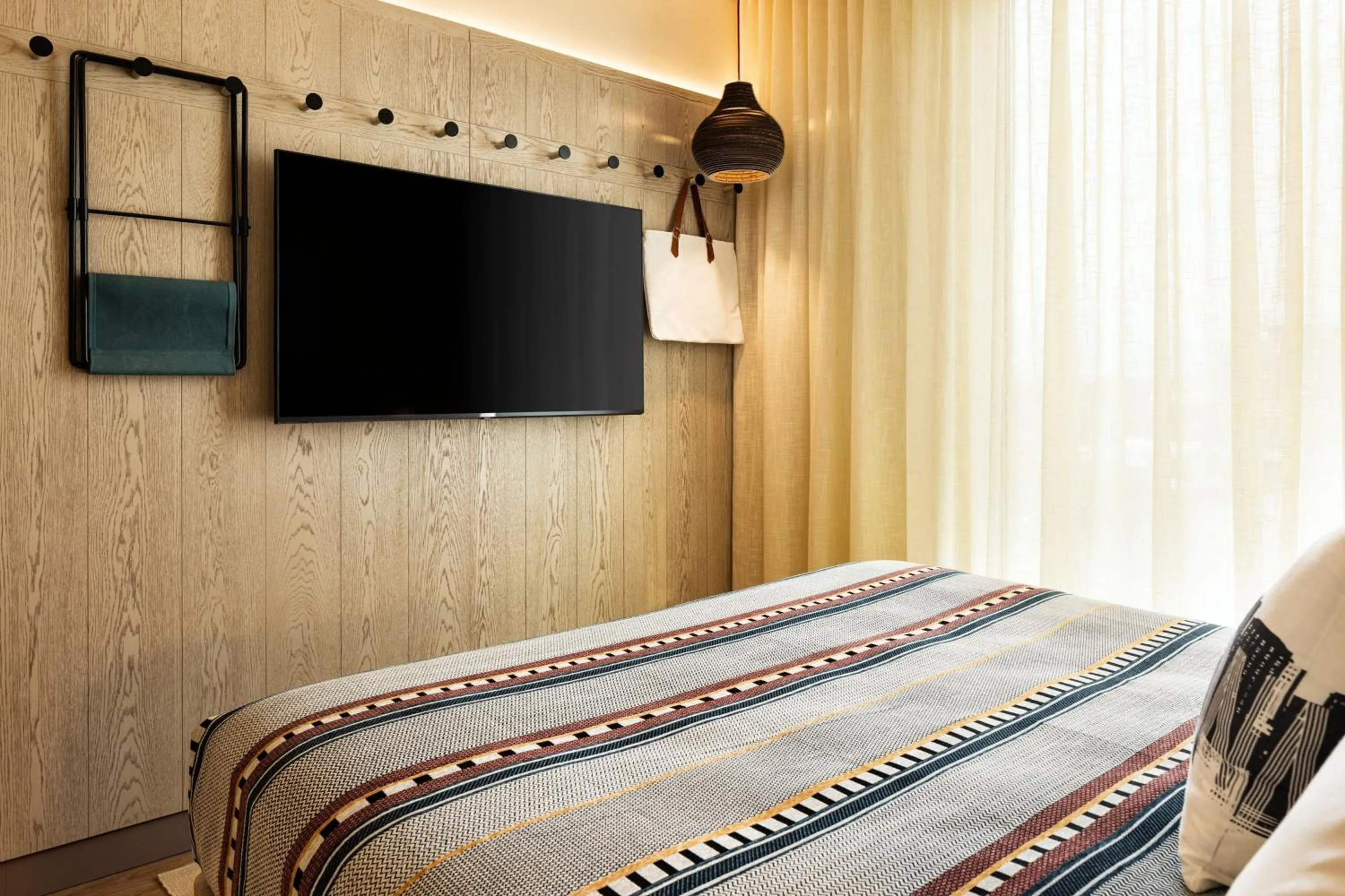 Photo of the whole room, Bed in Moxy Madison Downtown