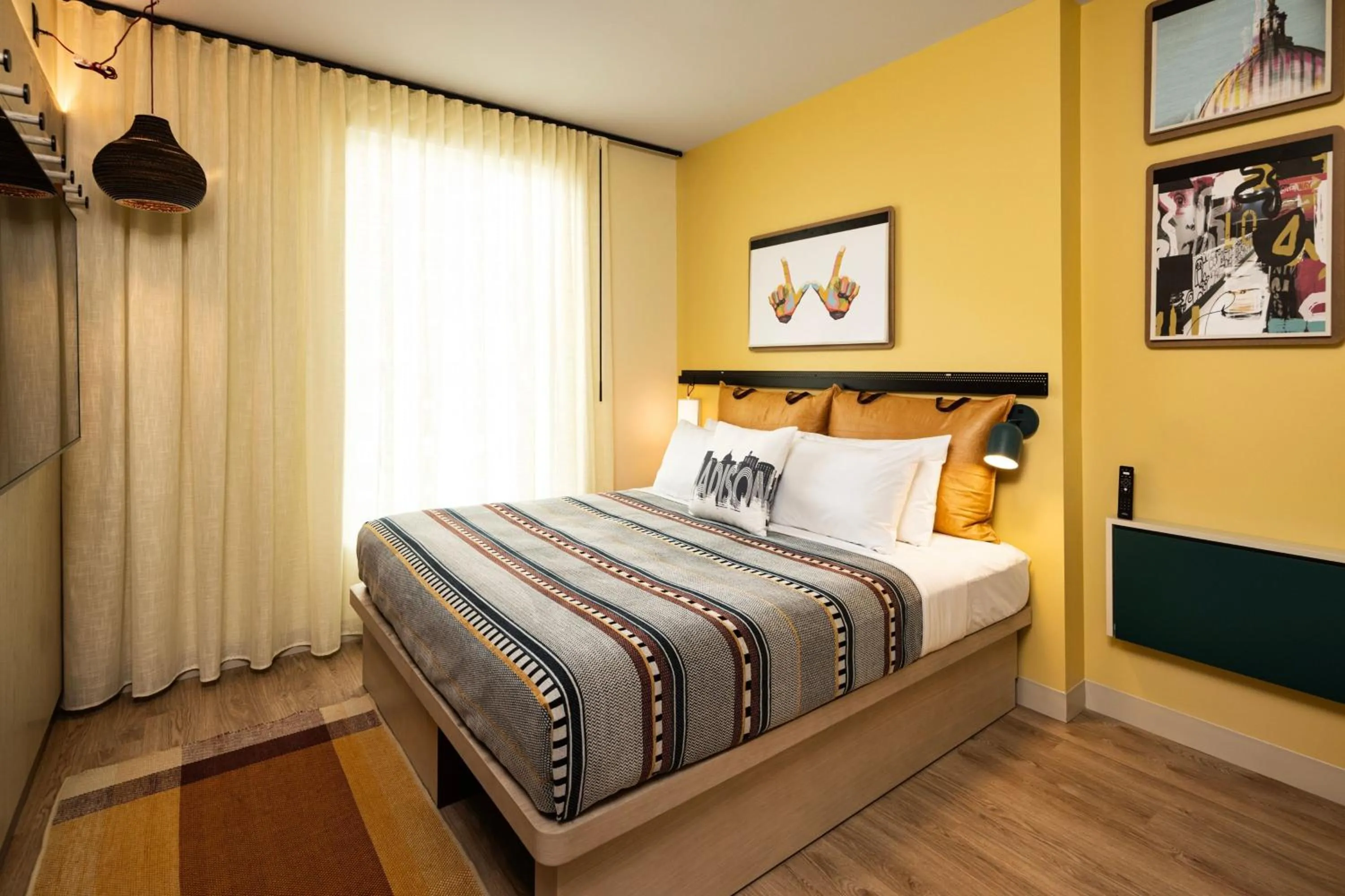 Photo of the whole room, Bed in Moxy Madison Downtown