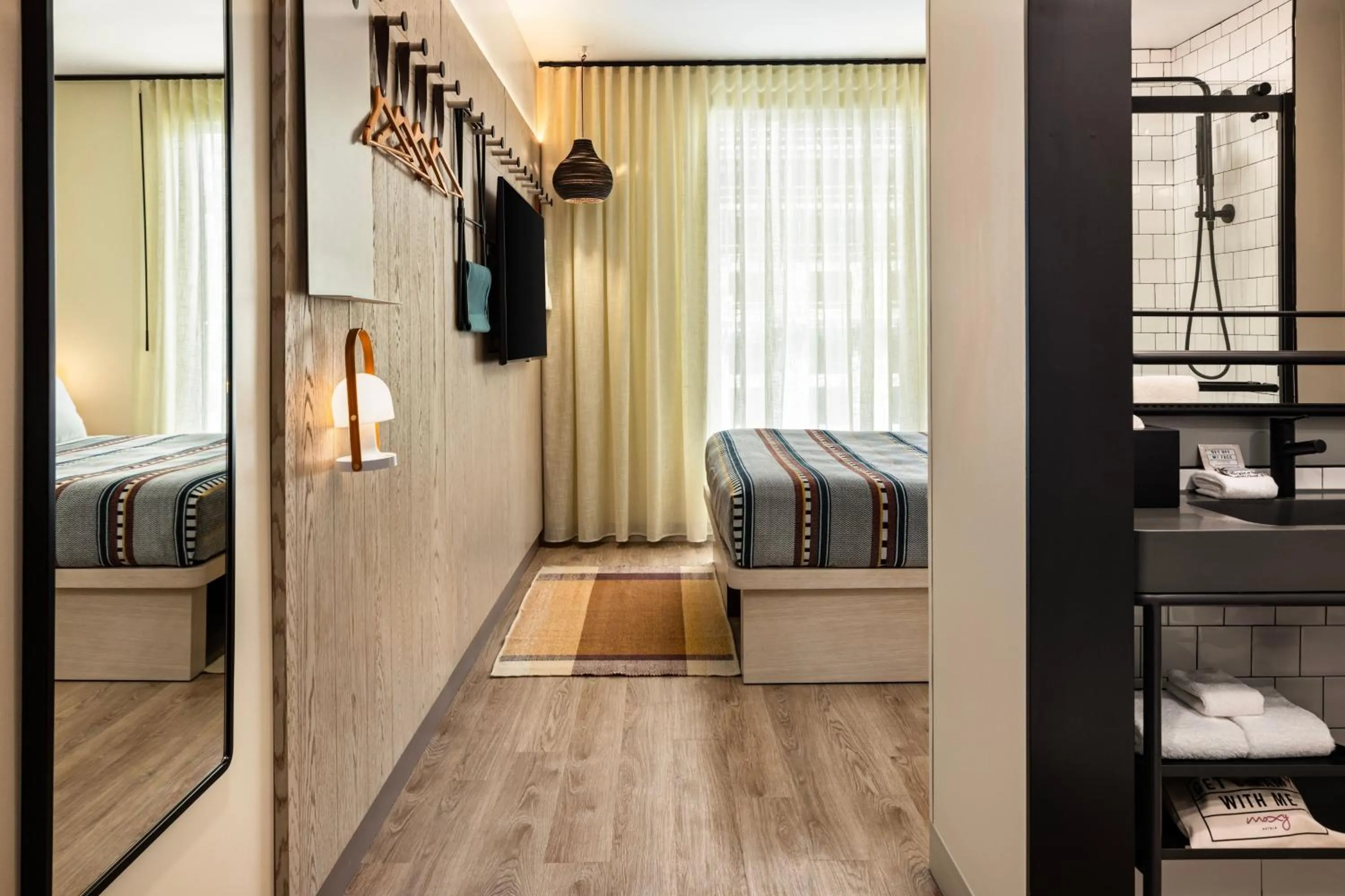 Photo of the whole room, Bed in Moxy Madison Downtown