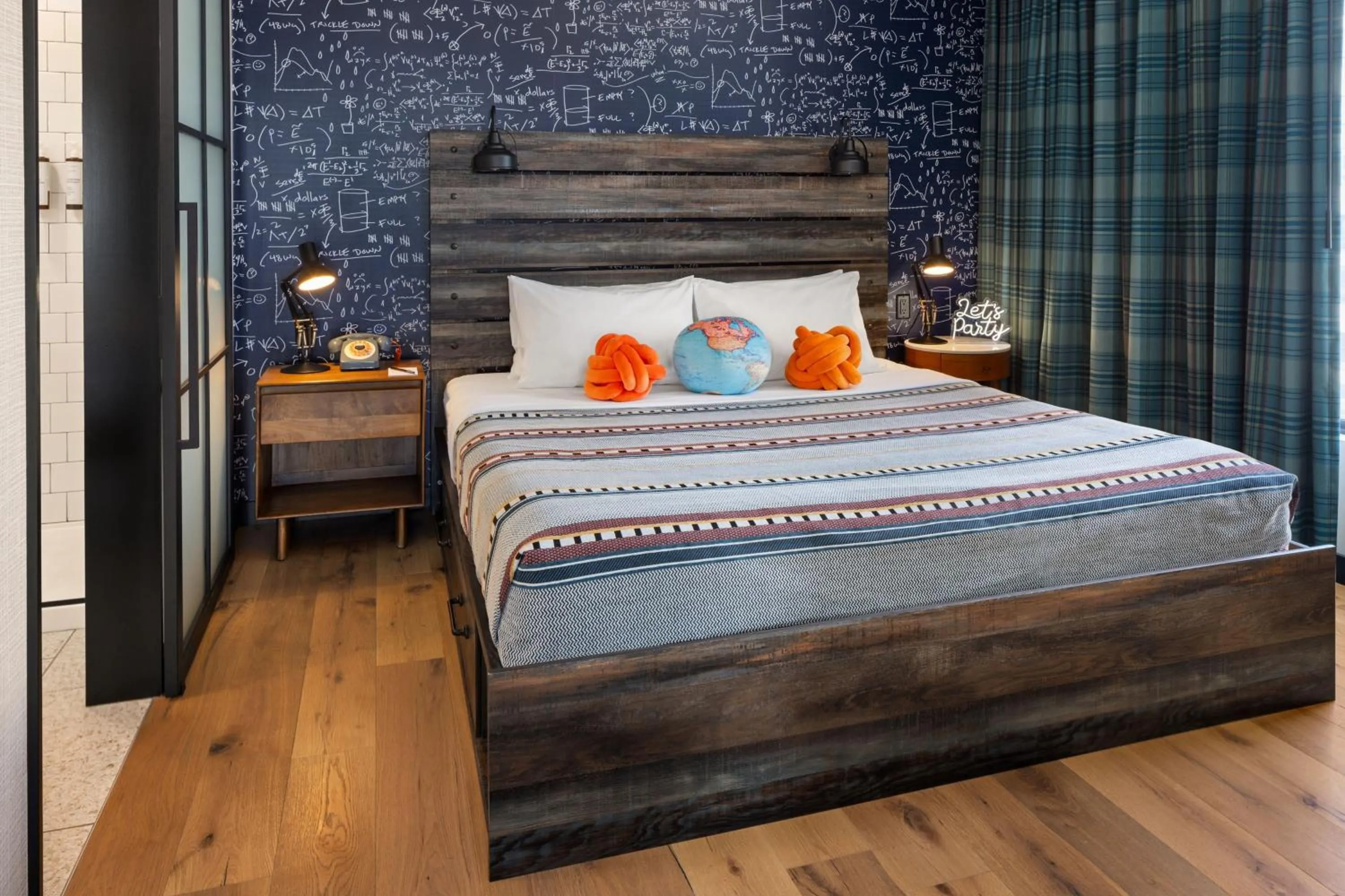 Photo of the whole room, Bed in Moxy Madison Downtown