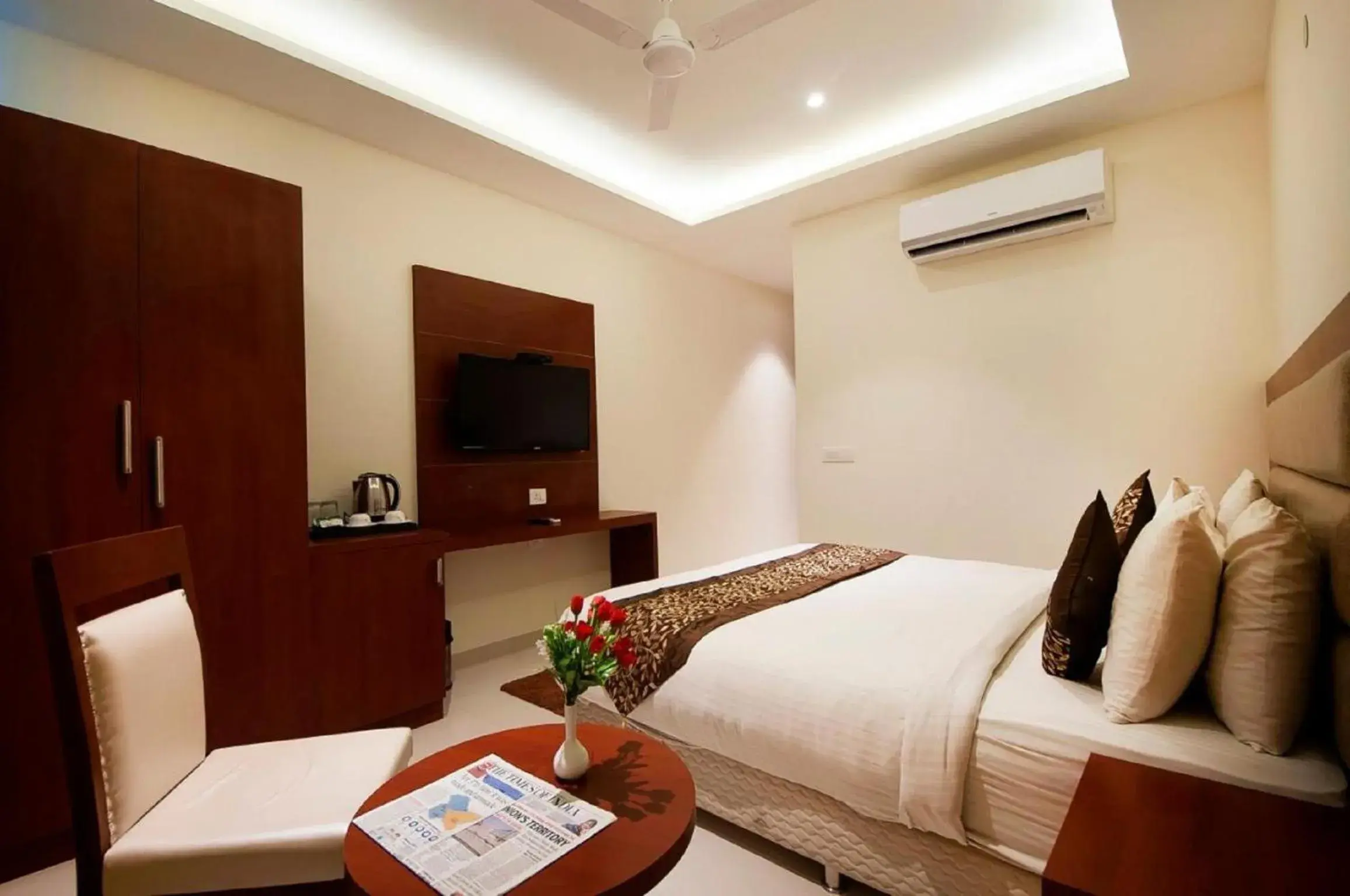 Deluxe King Room in Hotel Z Suites with FREE Airport Drop Deluxe King Room in Hotel Z Suites with FREE Airport Drop