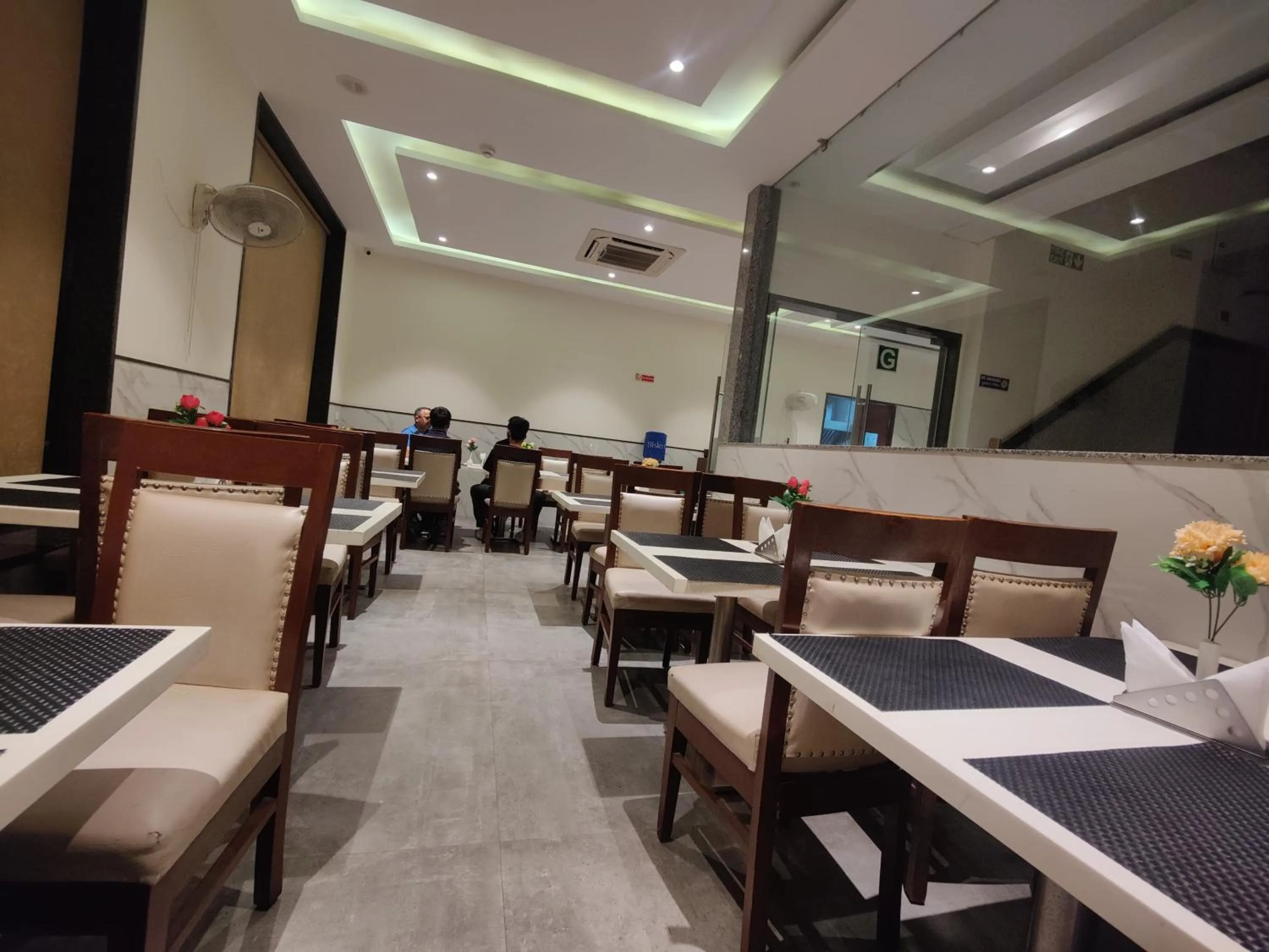 Restaurant/places to eat in Hotel Z Suites with FREE Airport Drop