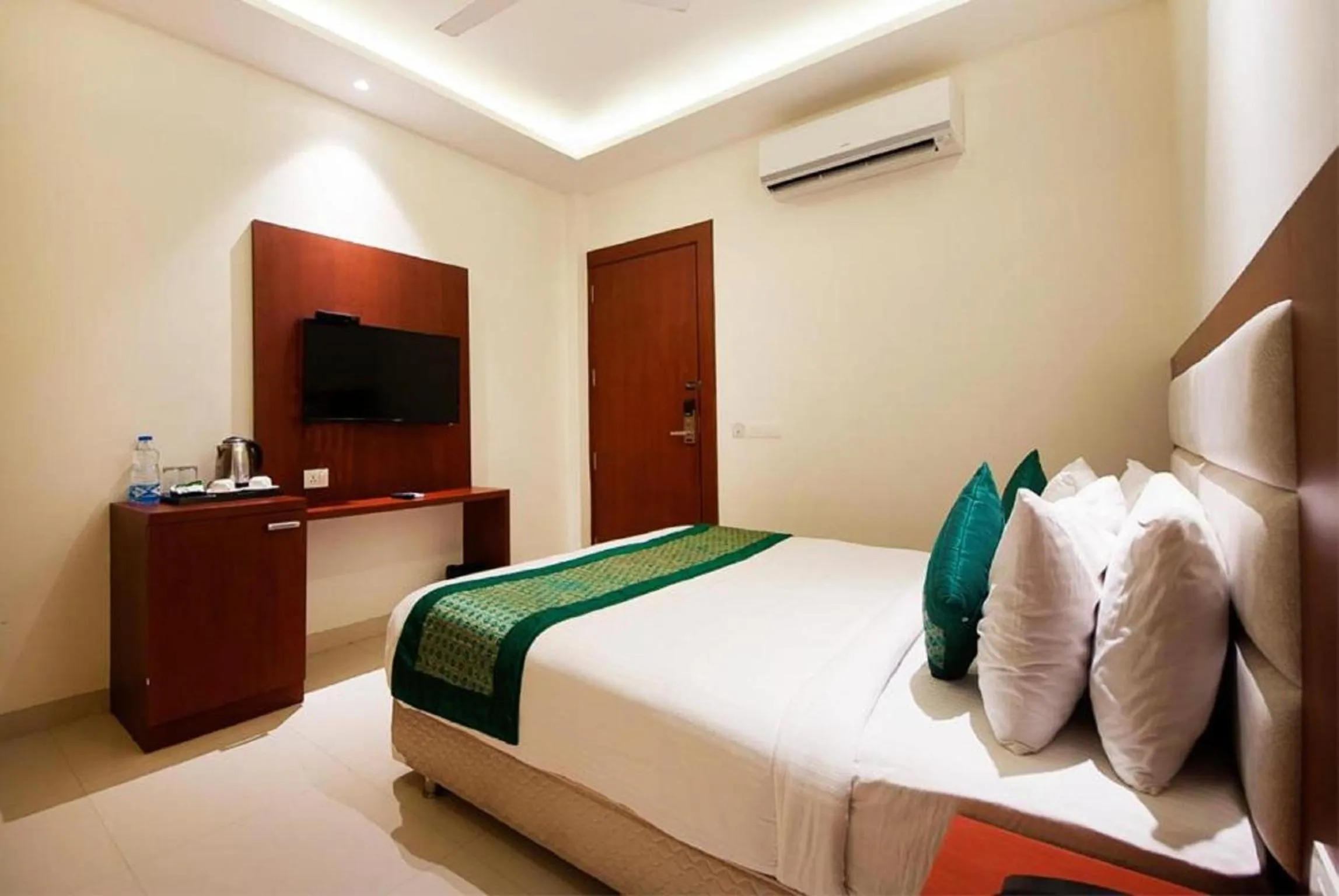 TV and multimedia, Bed in Hotel Z Suites with FREE Airport Drop