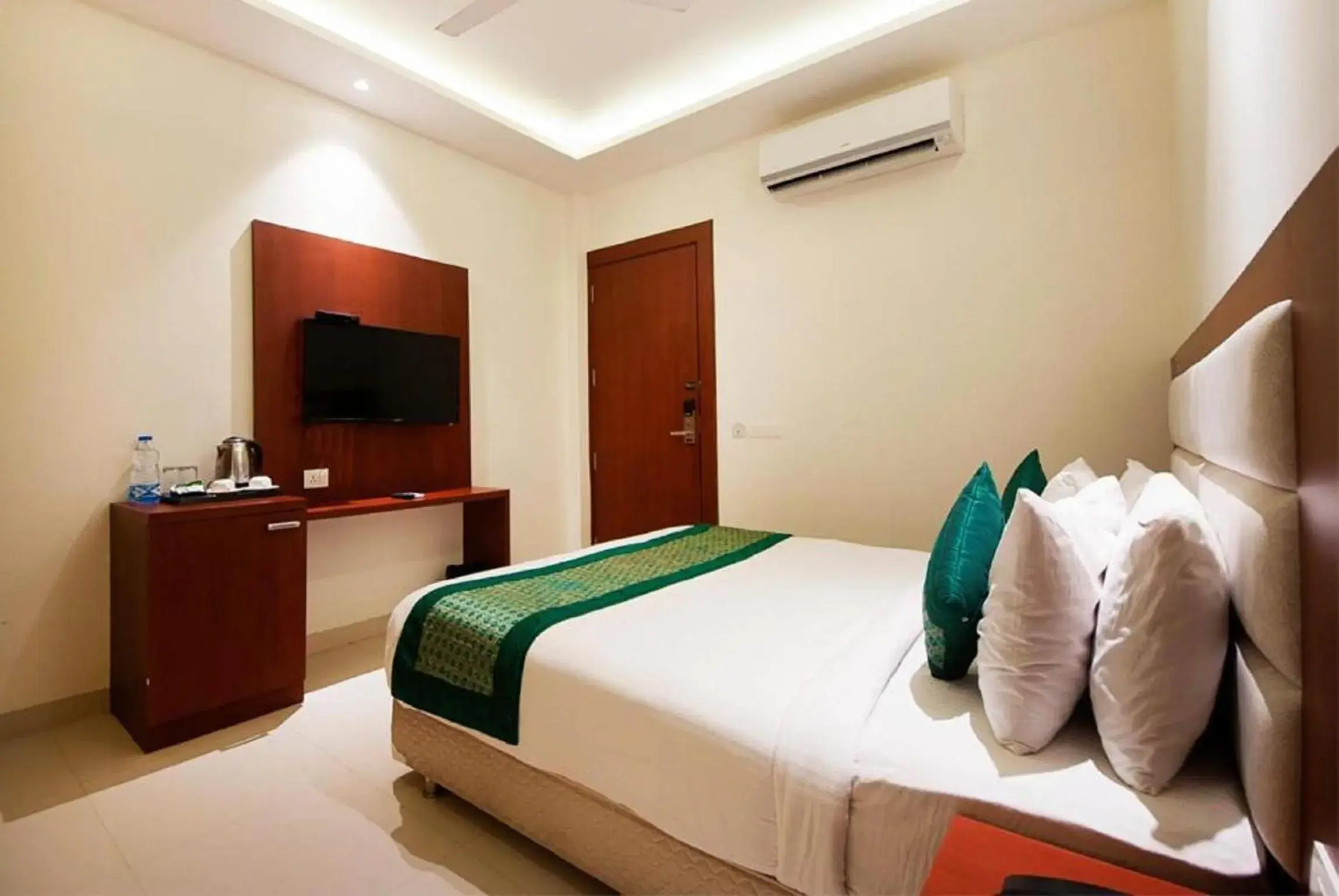 Deluxe Double or Twin Room in Hotel Z Suites with FREE Airport Drop Deluxe Double or Twin Room in Hotel Z Suites with FREE Airport Drop