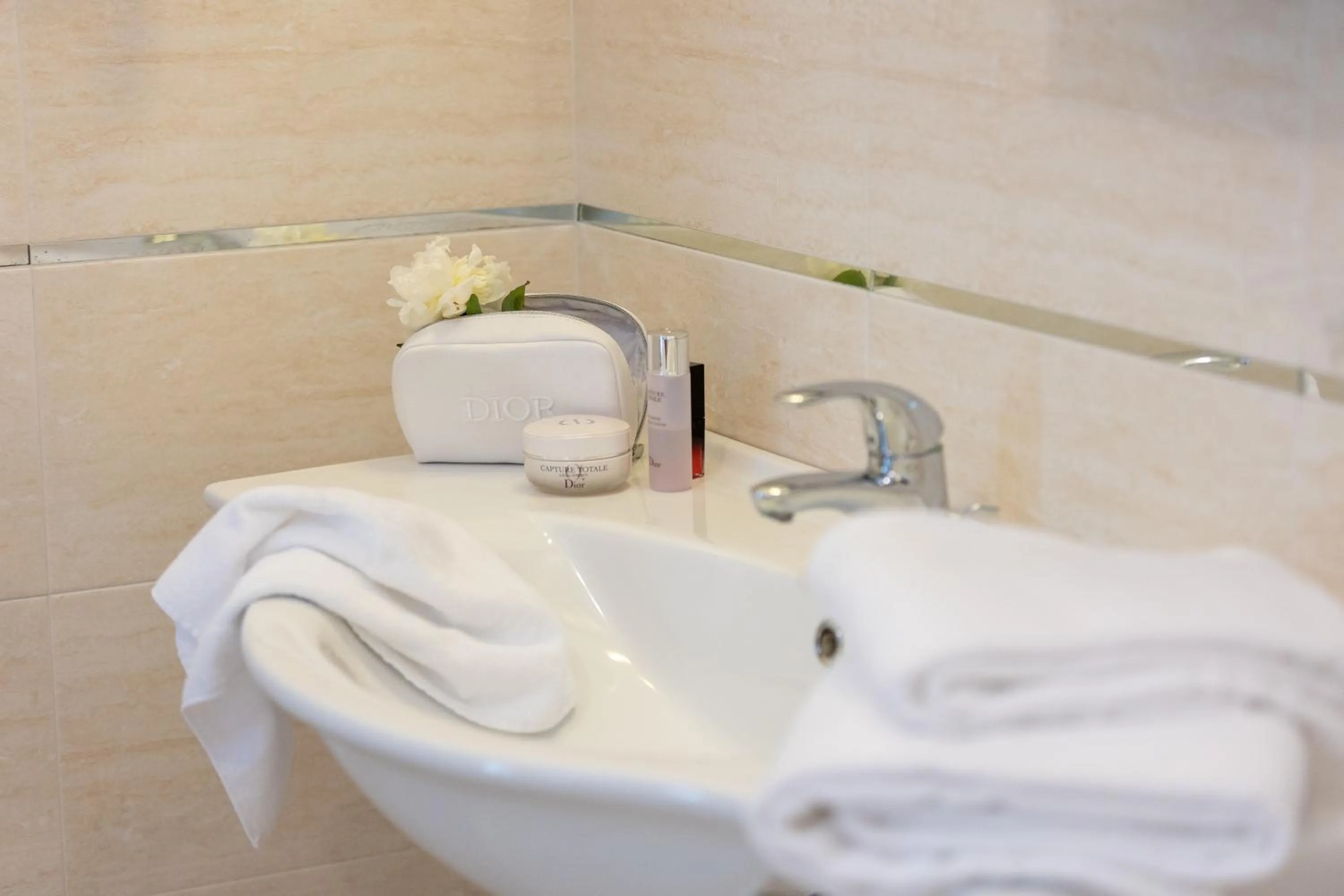 Bathroom in Hotel Adriatica con Piscina