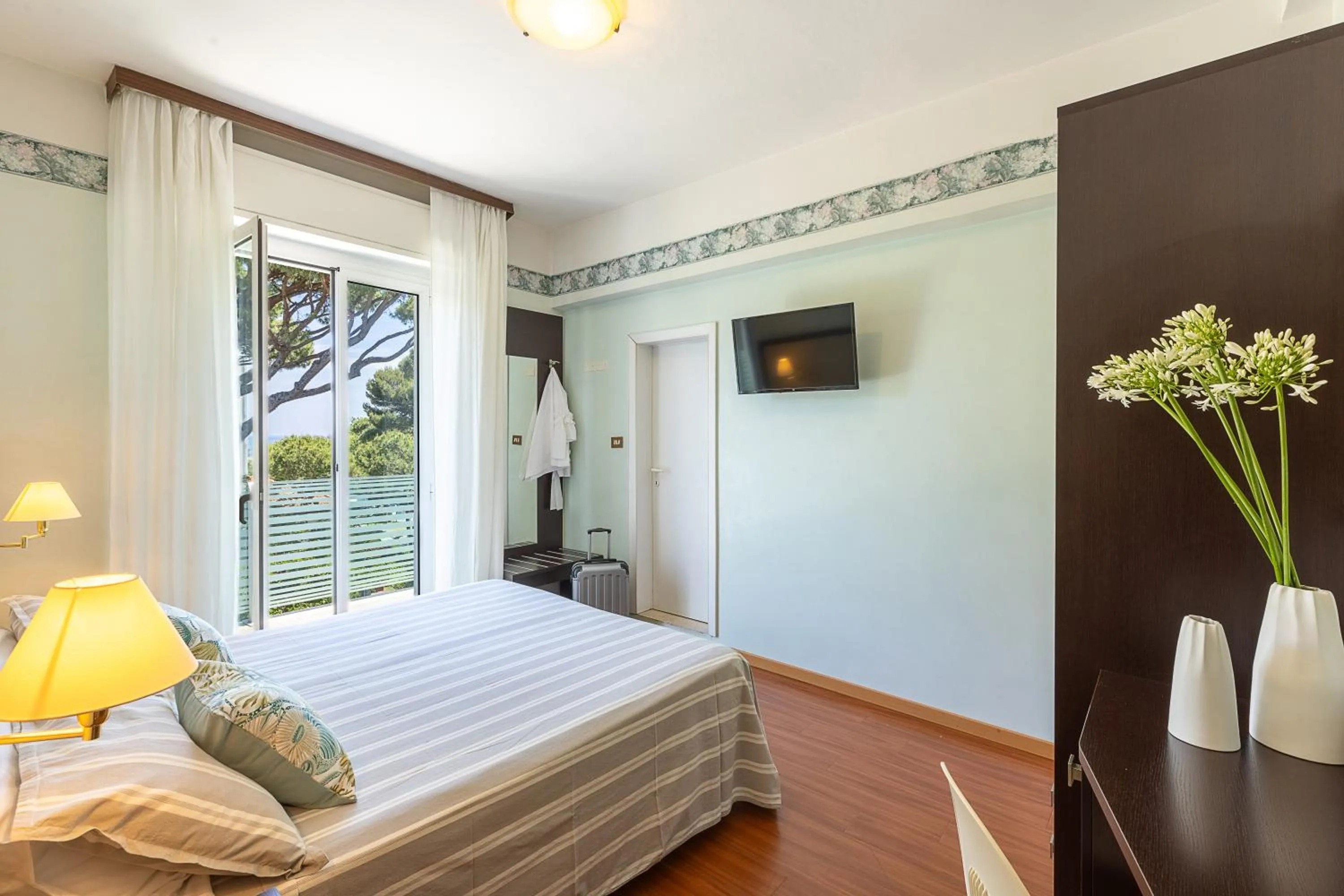 Bedroom, Bed in Hotel Adriatica con Piscina