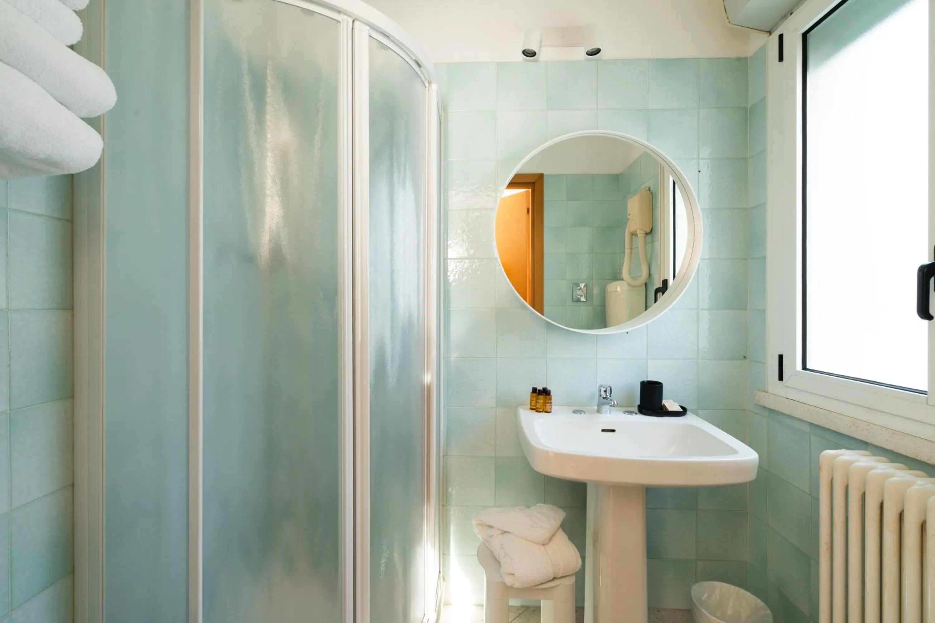 Bathroom in Hotel Adriatica con Piscina