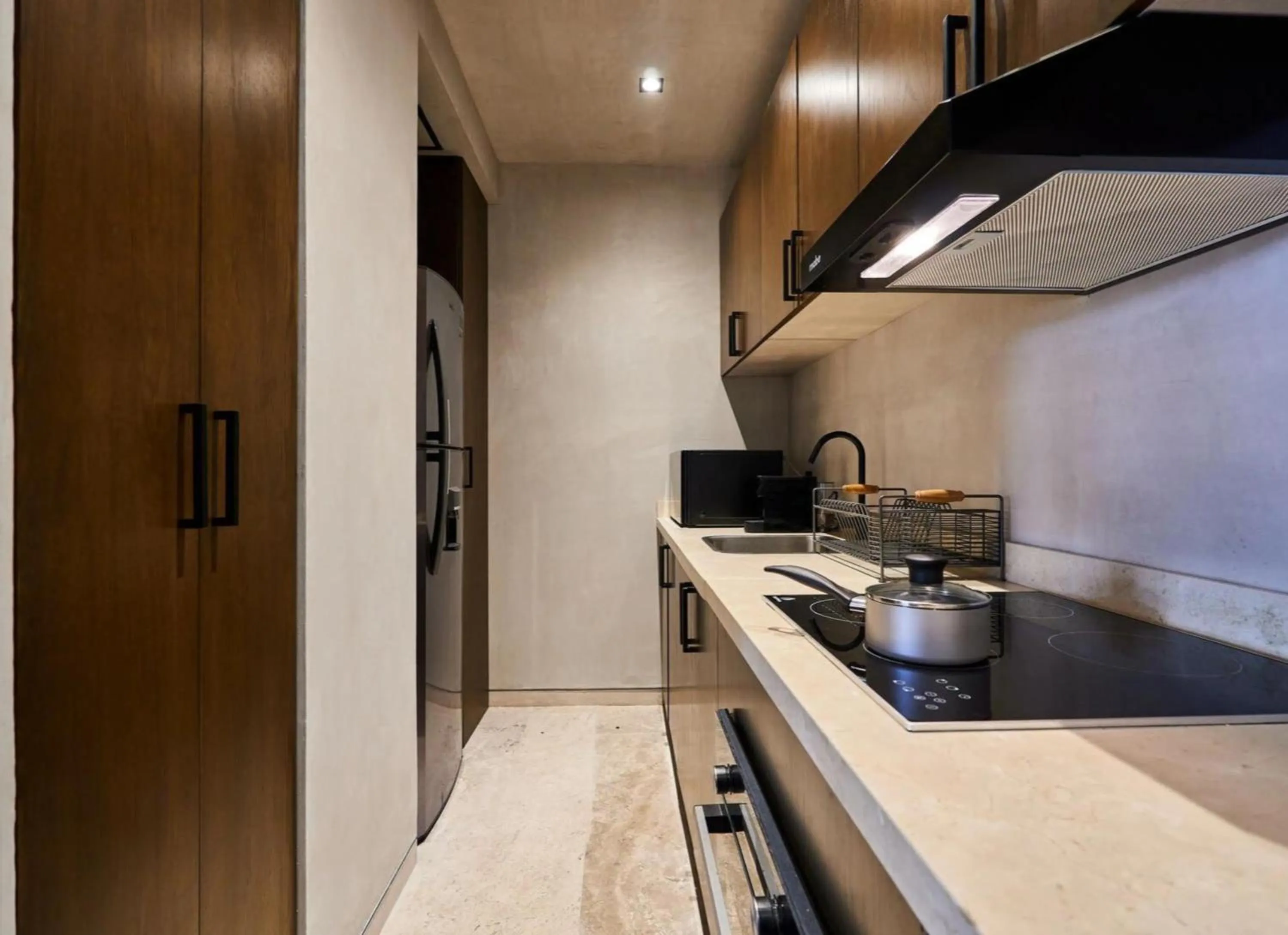 Kitchen or kitchenette in Bakal Residence By Lockey
