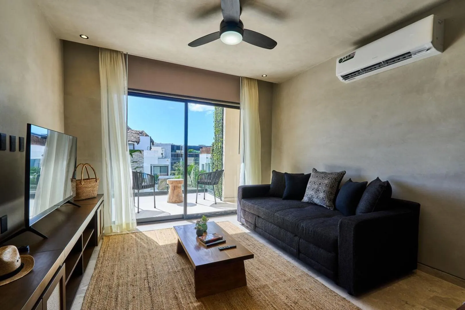 TV and multimedia in Bakal Residence By Lockey