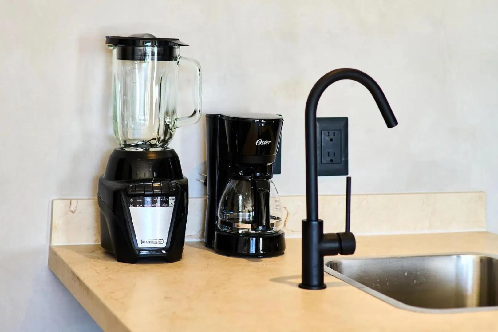 Coffee/tea facilities in Bakal Residence By Lockey