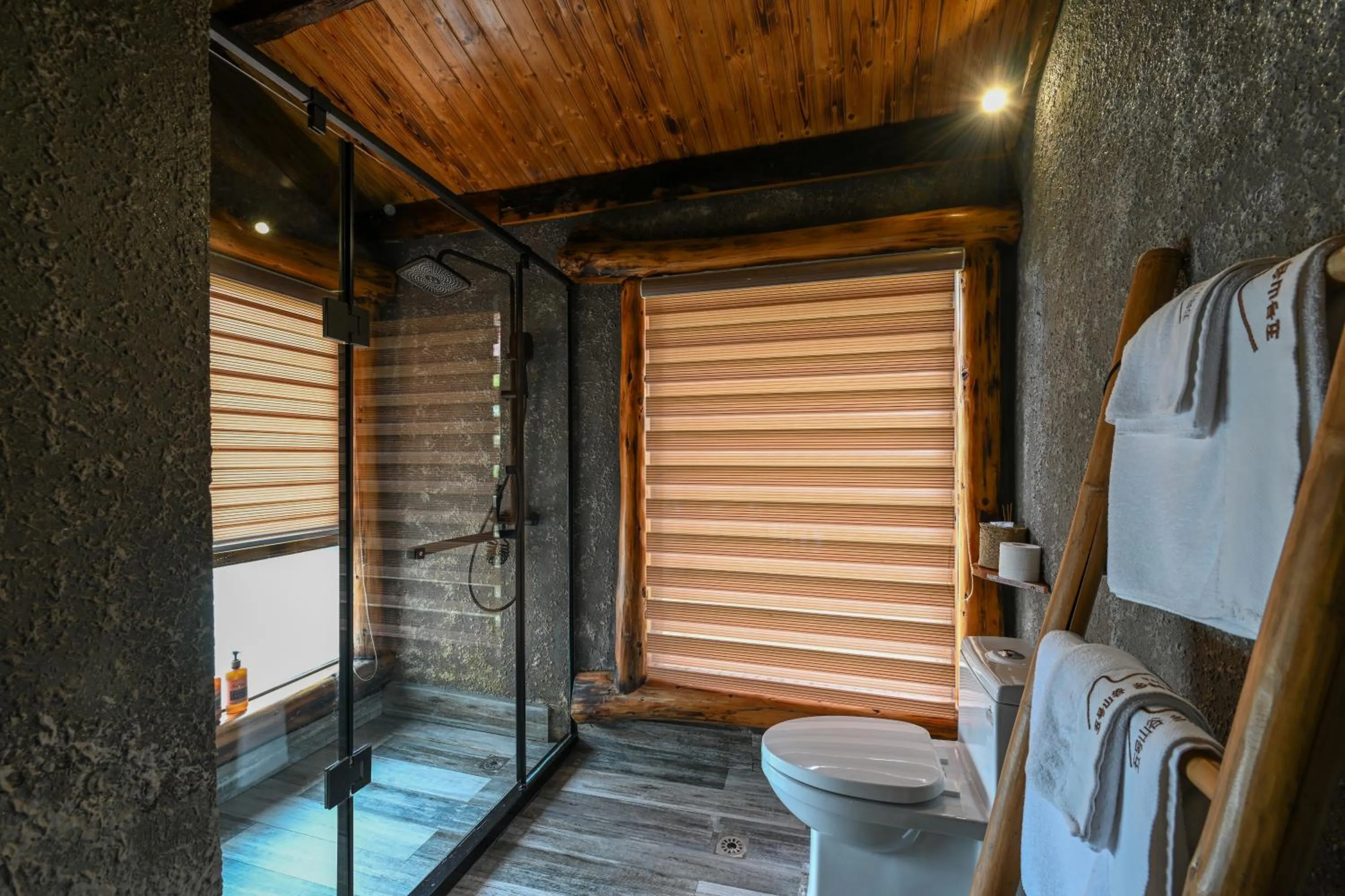 Bathroom in No.5 Valley Lodge