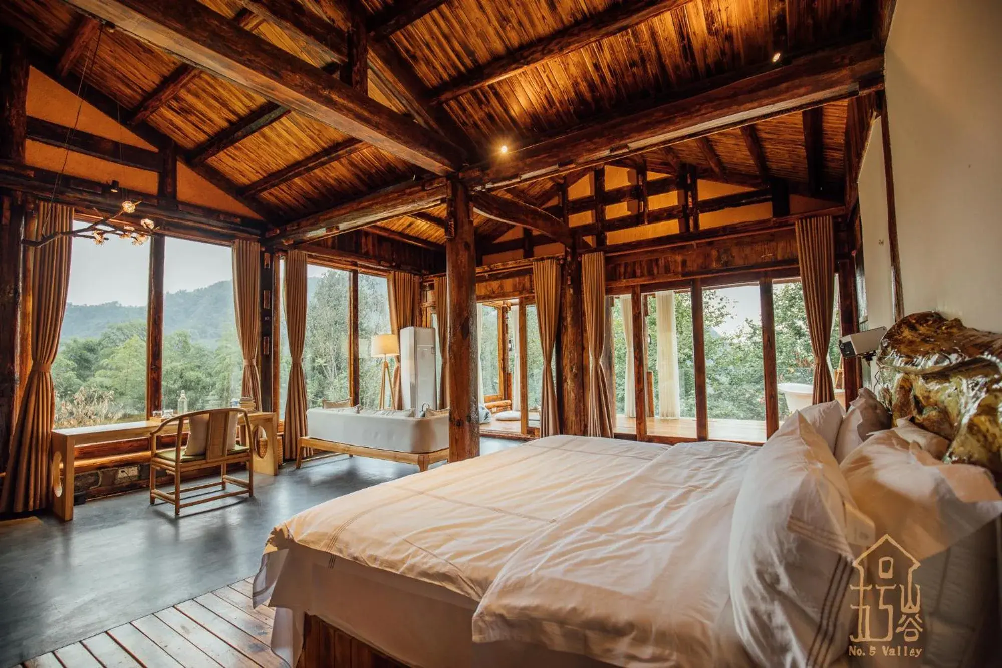 Deluxe Double Room with 270° Valley and Pool View in No.5 Valley Lodge Deluxe Double Room with 270° Valley and Pool View in No.5 Valley Lodge