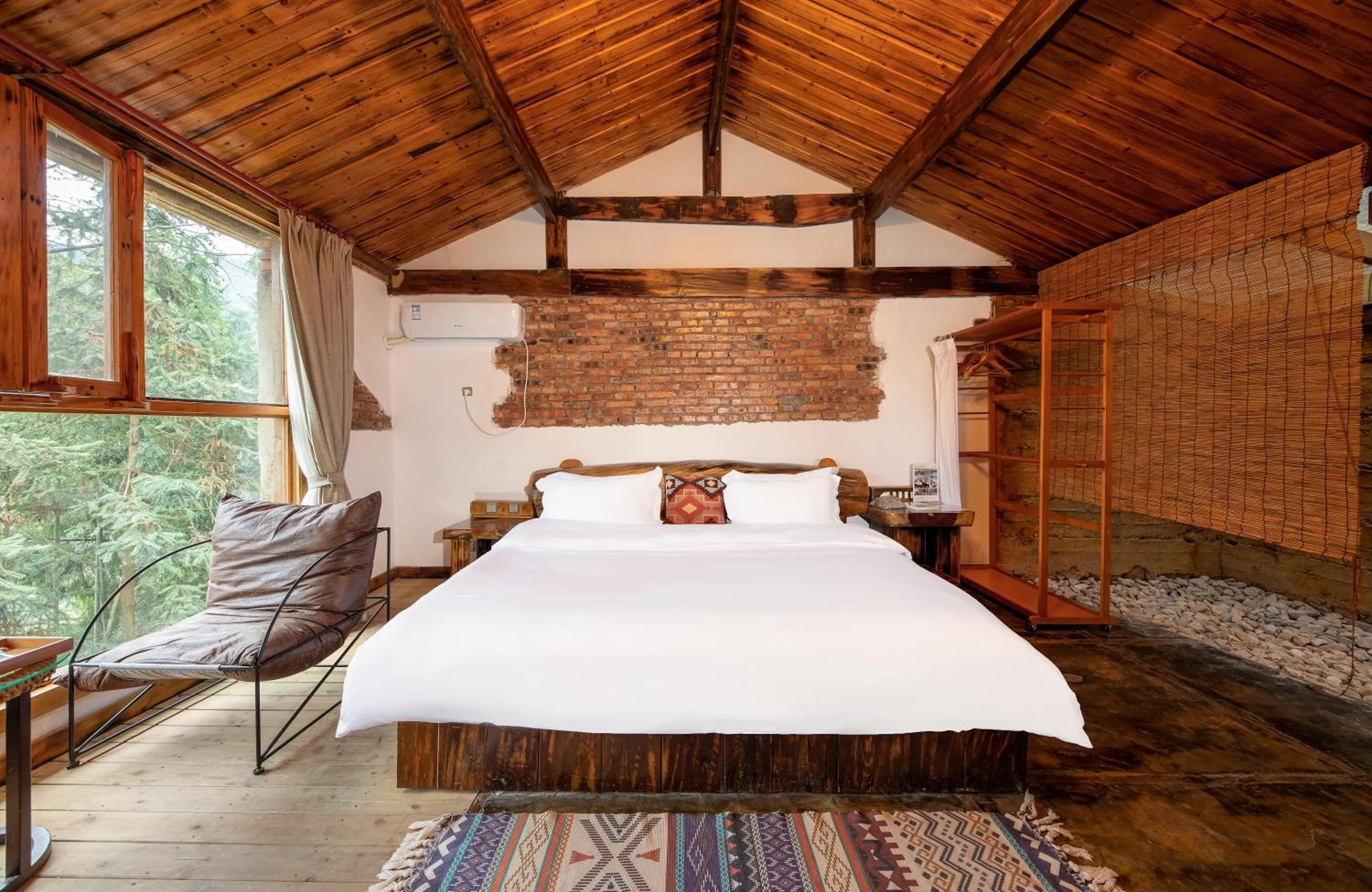 Photo of the whole room, Bed in No.5 Valley Lodge