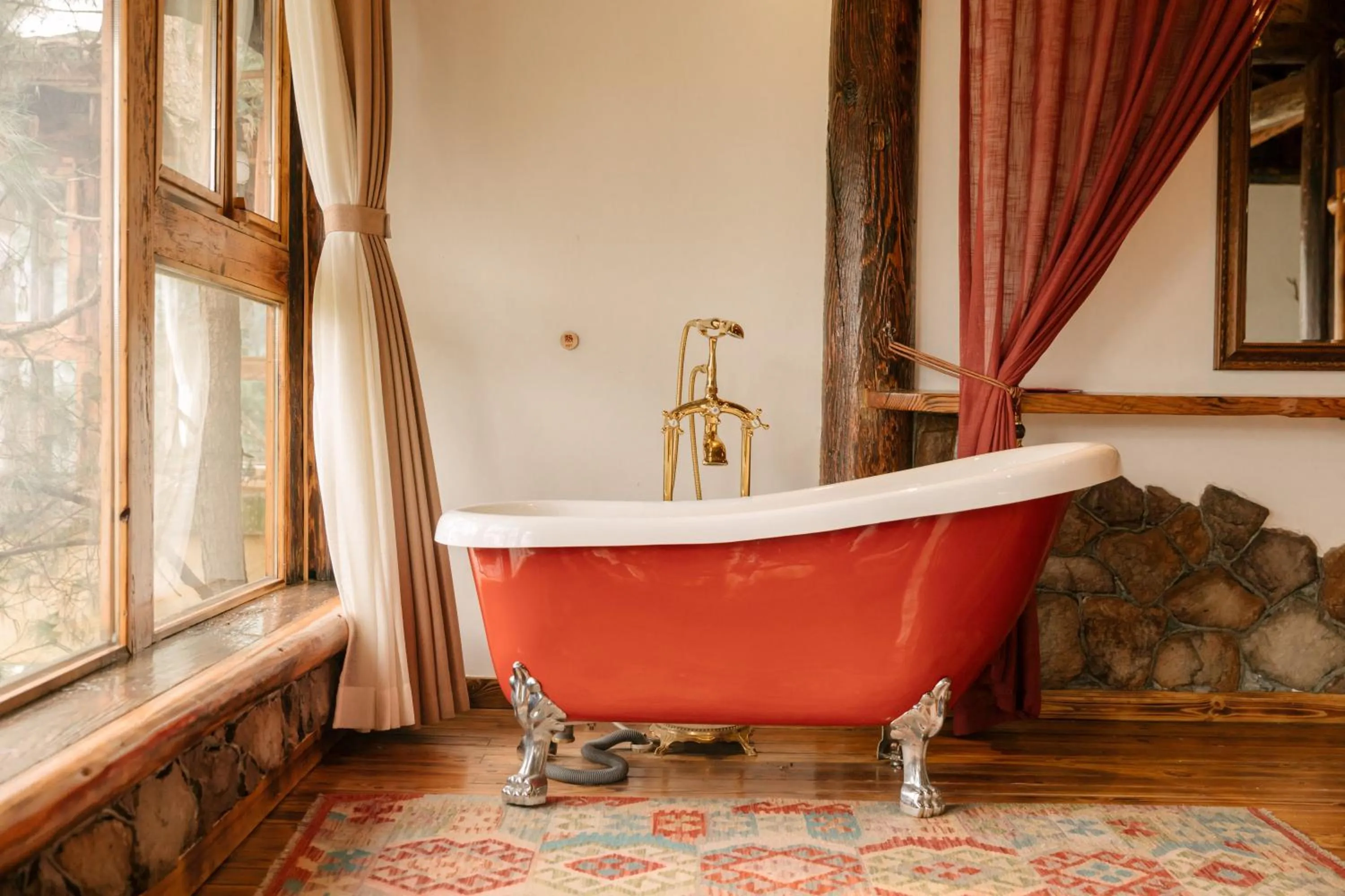 Bath in No.5 Valley Lodge