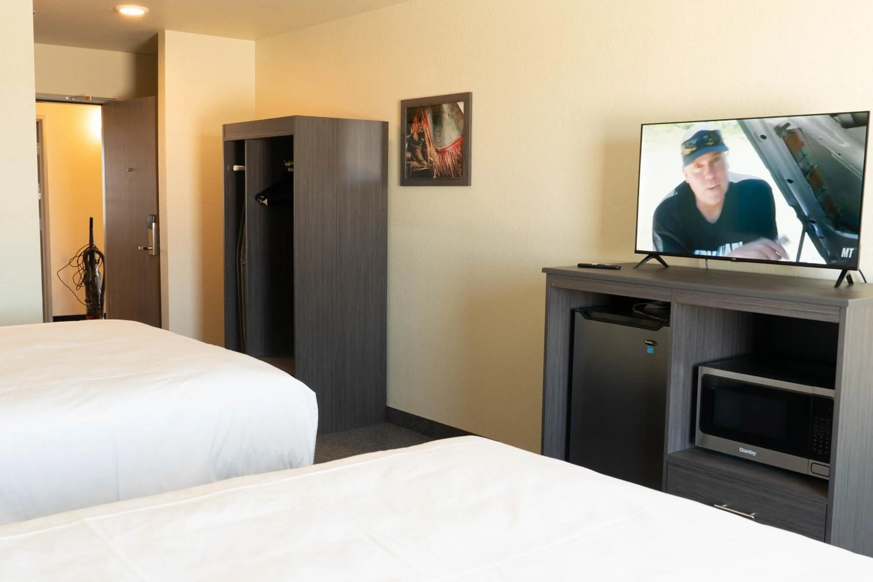 Bed in Iron Creek Inn & Suites