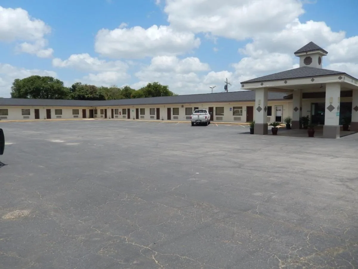 Property Building in Pearsall Executive Inn