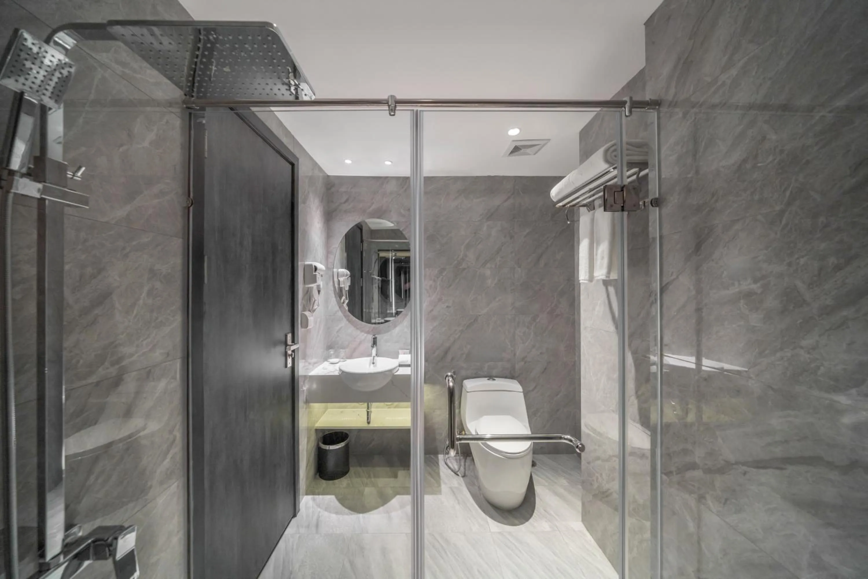 Shower in Luxe Paradise Premium Hotel Pham Hong Thai