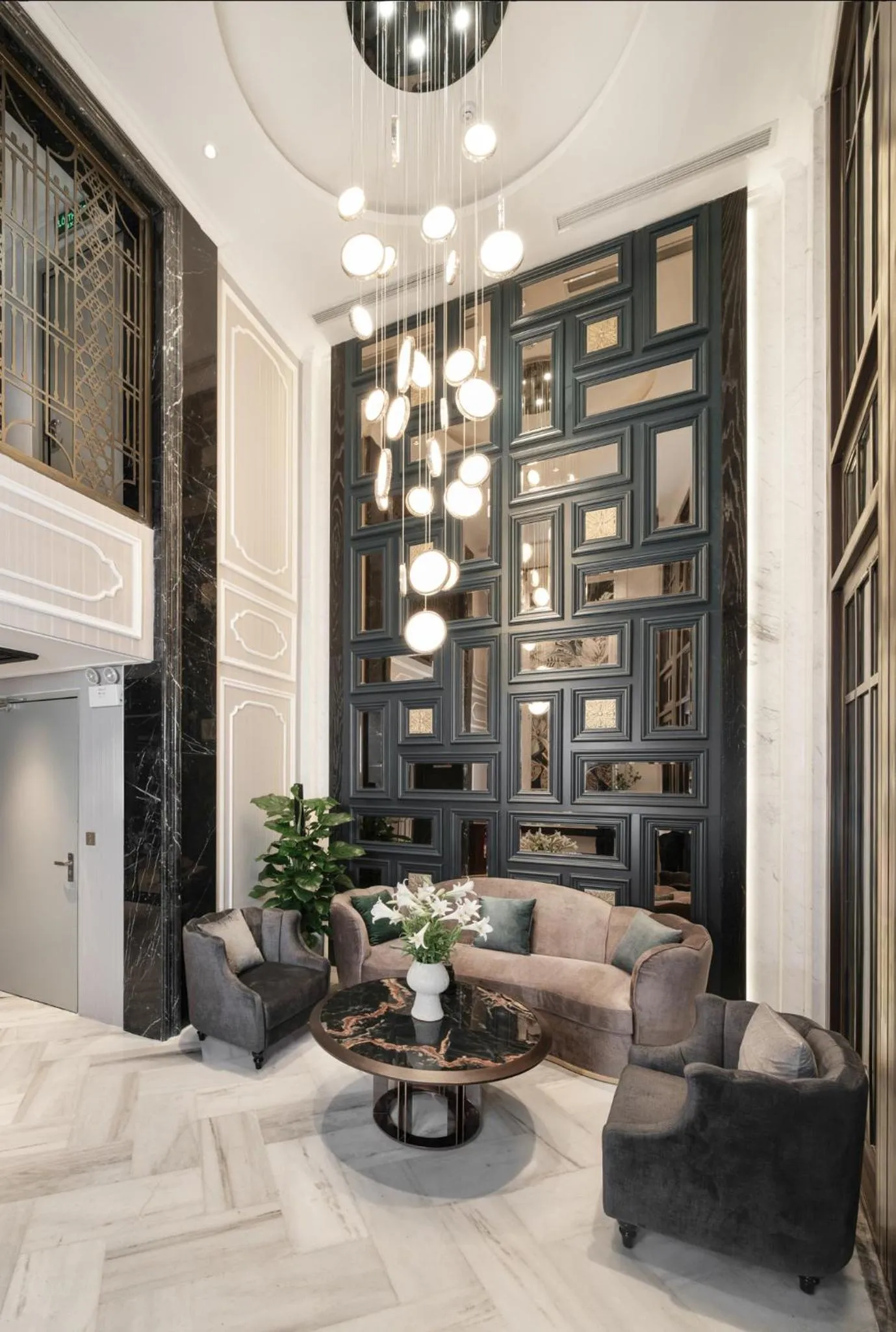 Lobby or reception in Luxe Paradise Premium Hotel Pham Hong Thai