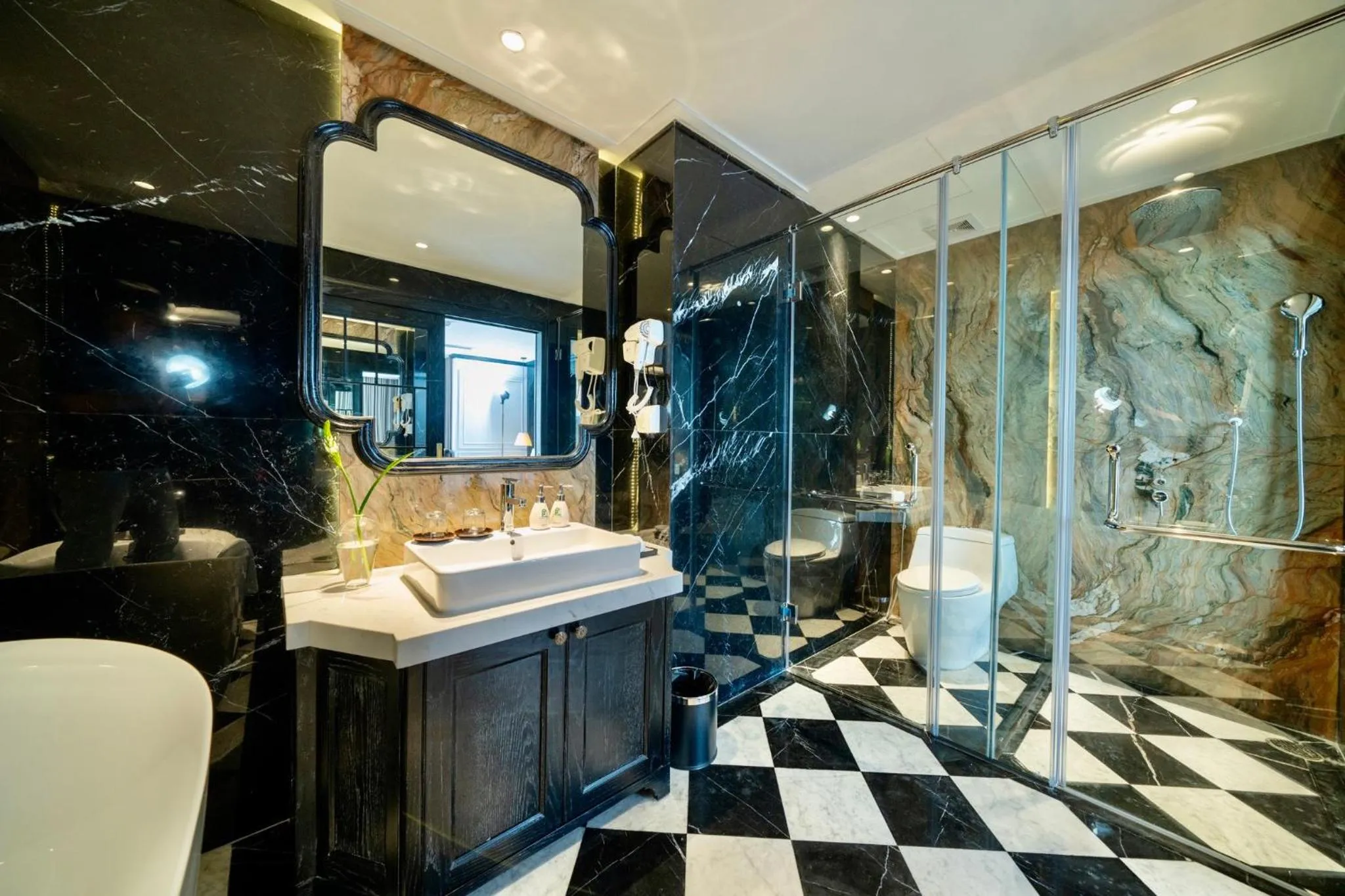 Shower in Luxe Paradise Premium Hotel Pham Hong Thai