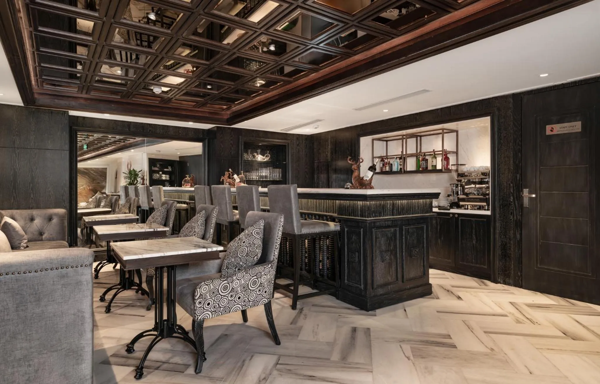 Lounge or bar in Luxe Paradise Premium Hotel Pham Hong Thai