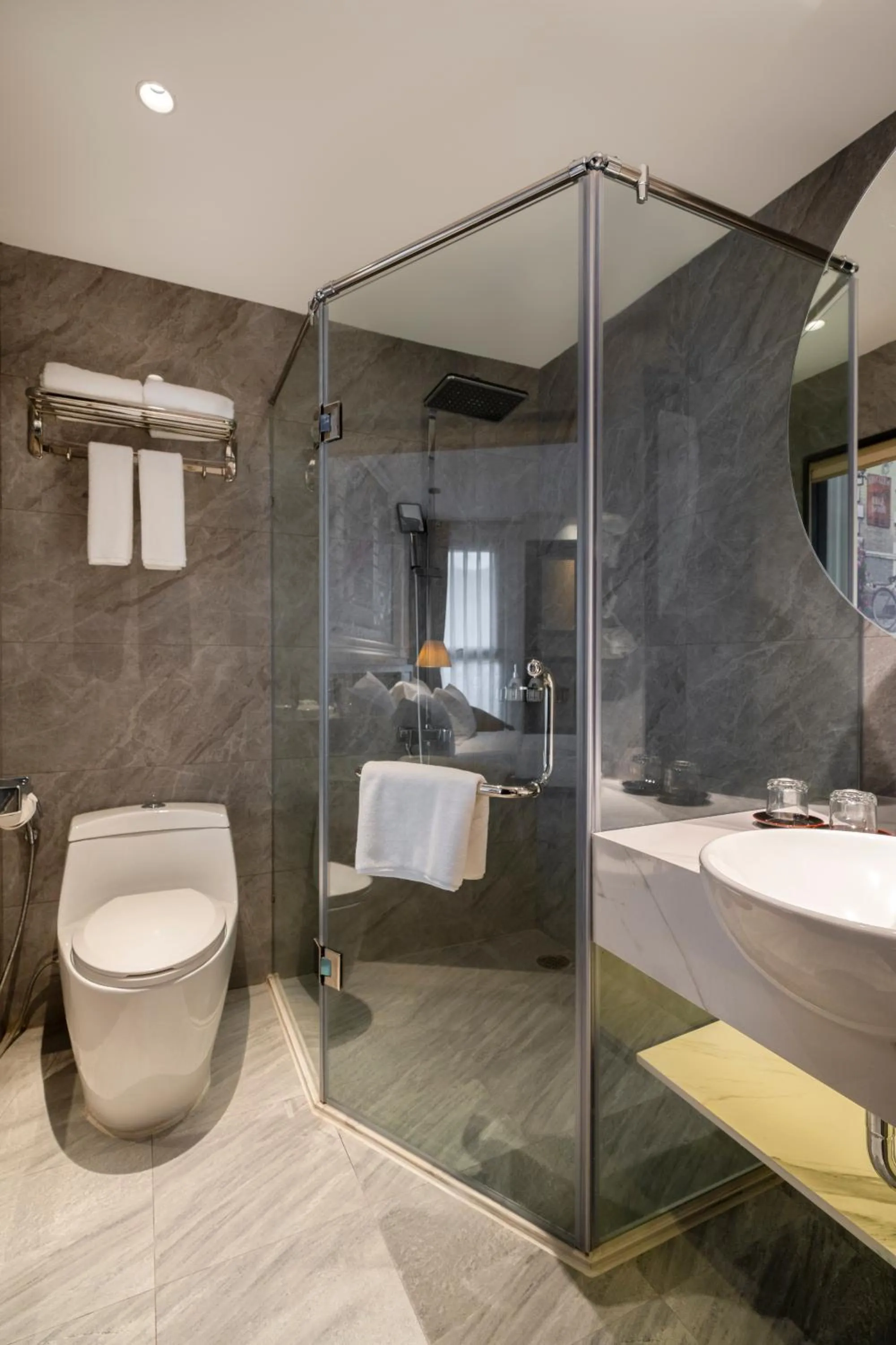 Shower in Luxe Paradise Premium Hotel Pham Hong Thai