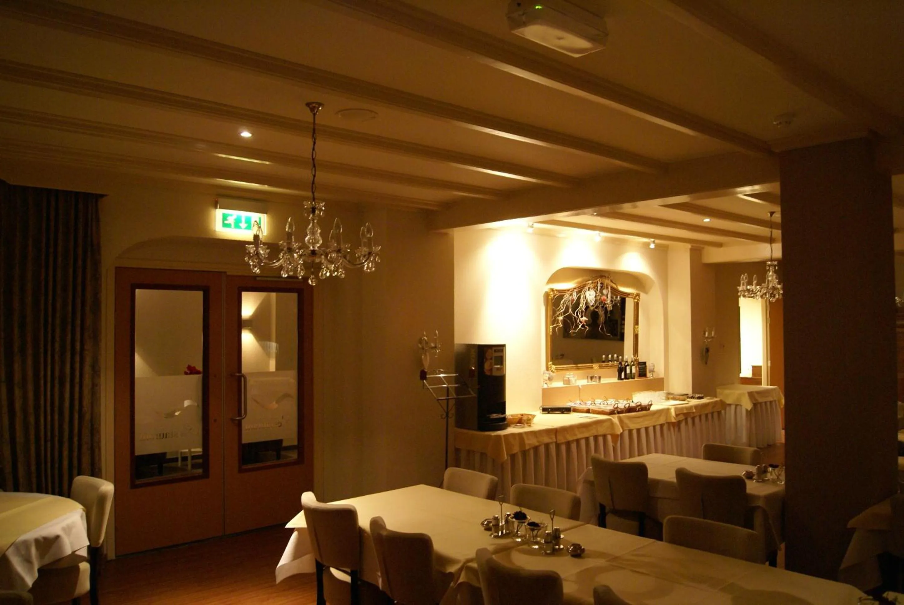 Restaurant/places to eat in Hotel Bemelmans