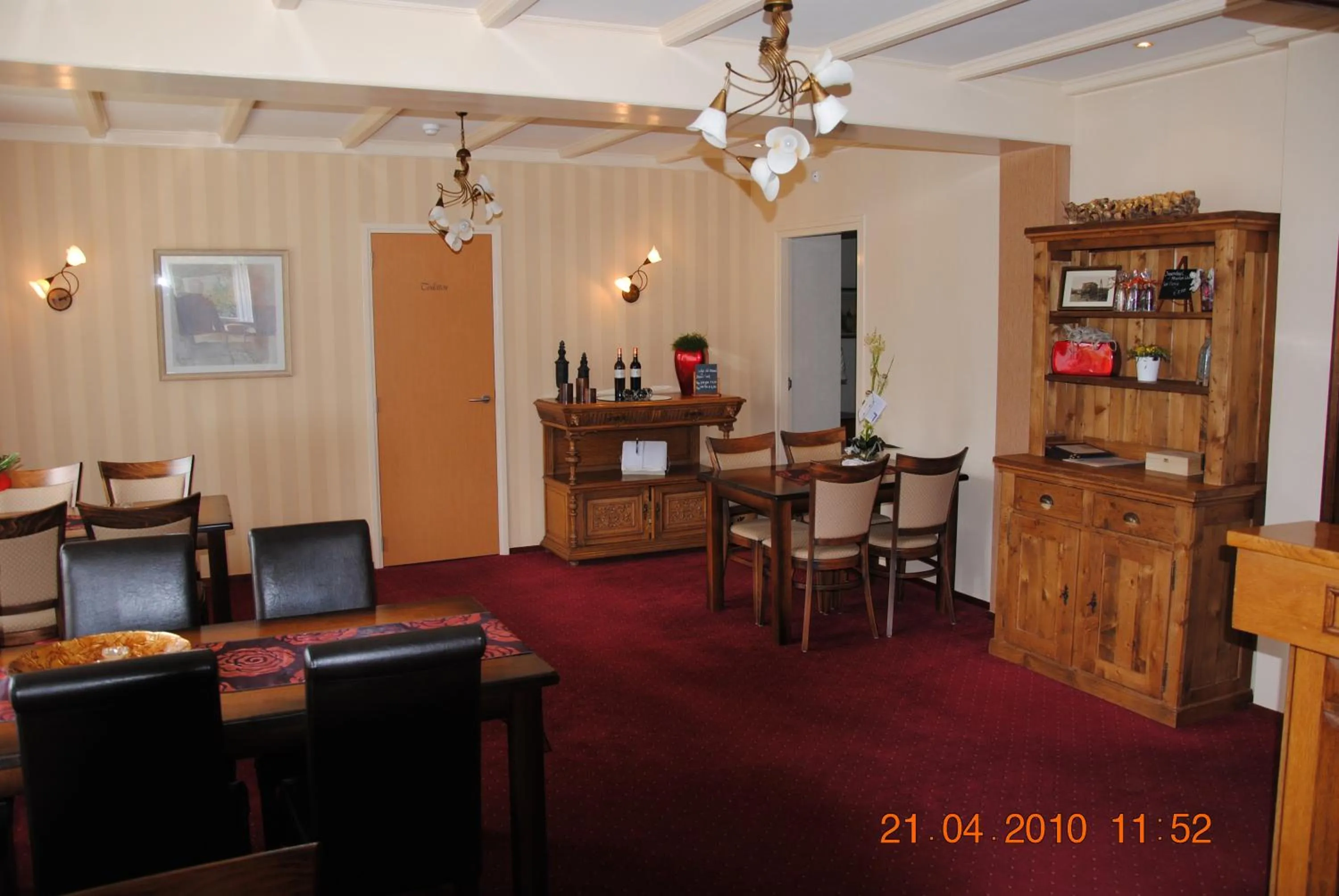 Communal lounge/ TV room in Hotel Bemelmans