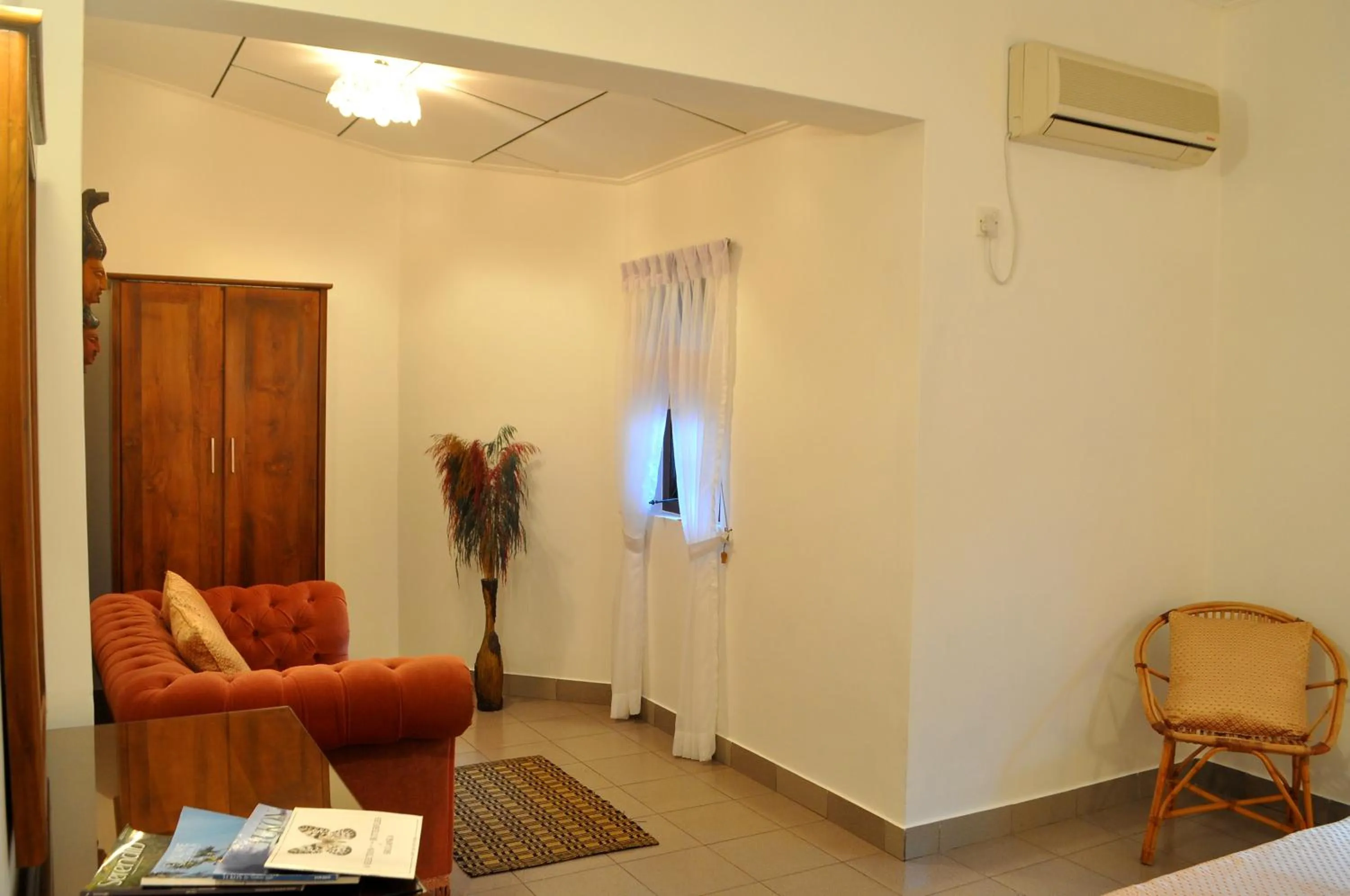 Communal lounge/ TV room in Ayubowan Guesthouse