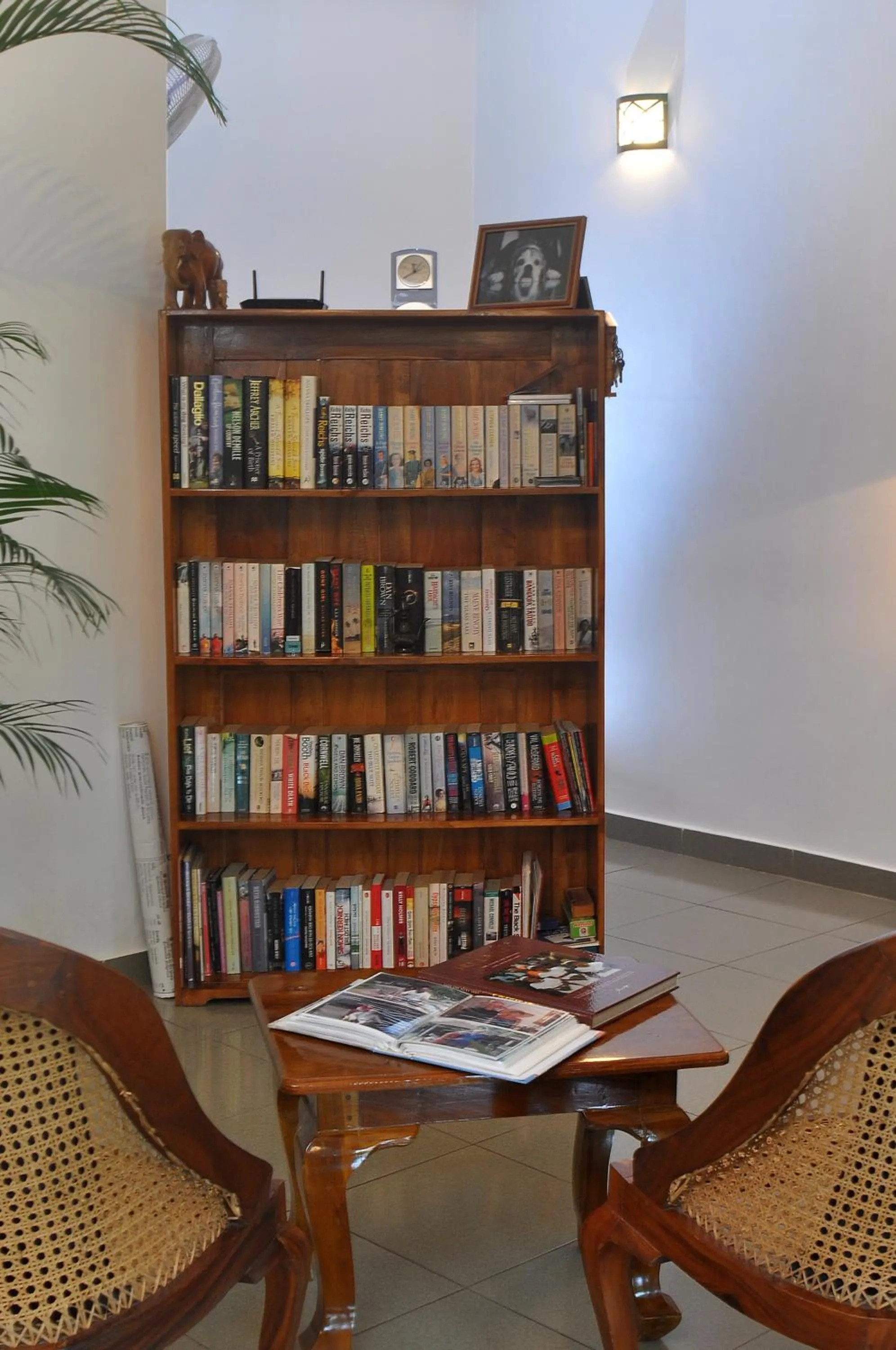 Library in Ayubowan Guesthouse