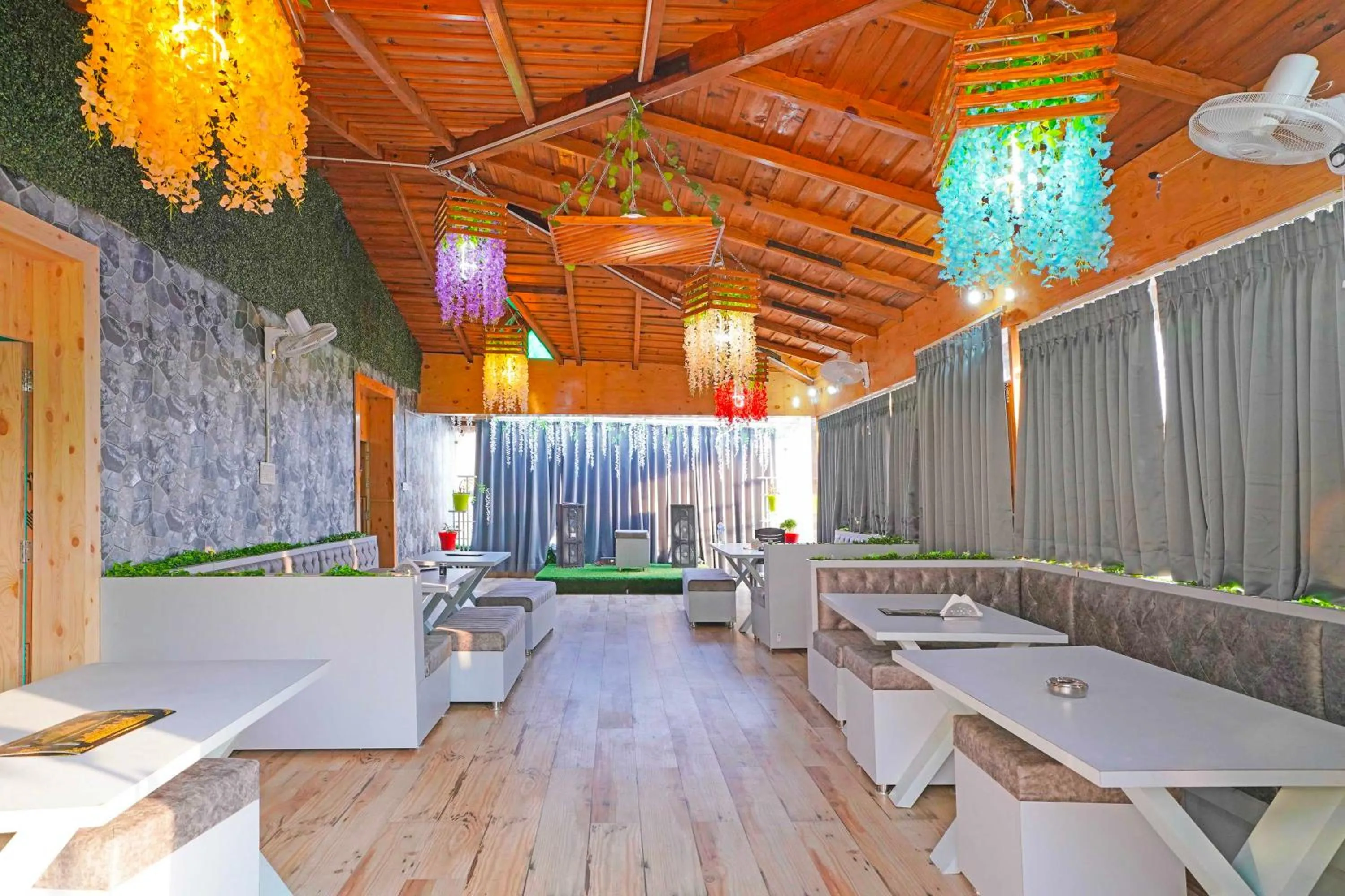 Restaurant/places to eat in Hotel O Aditya Residency UK04