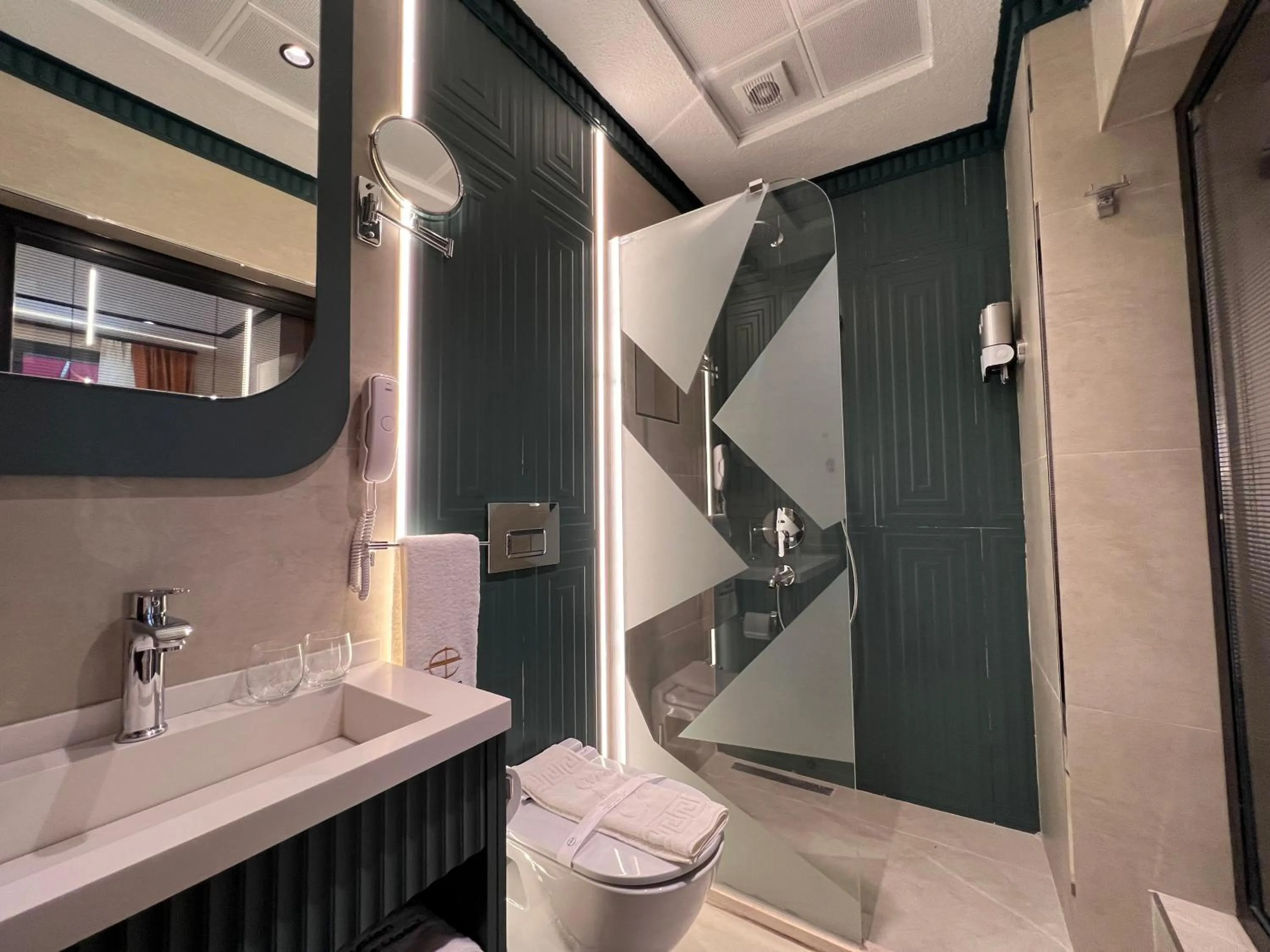 Toilet in Elysian Airport Hotel & Restaurant