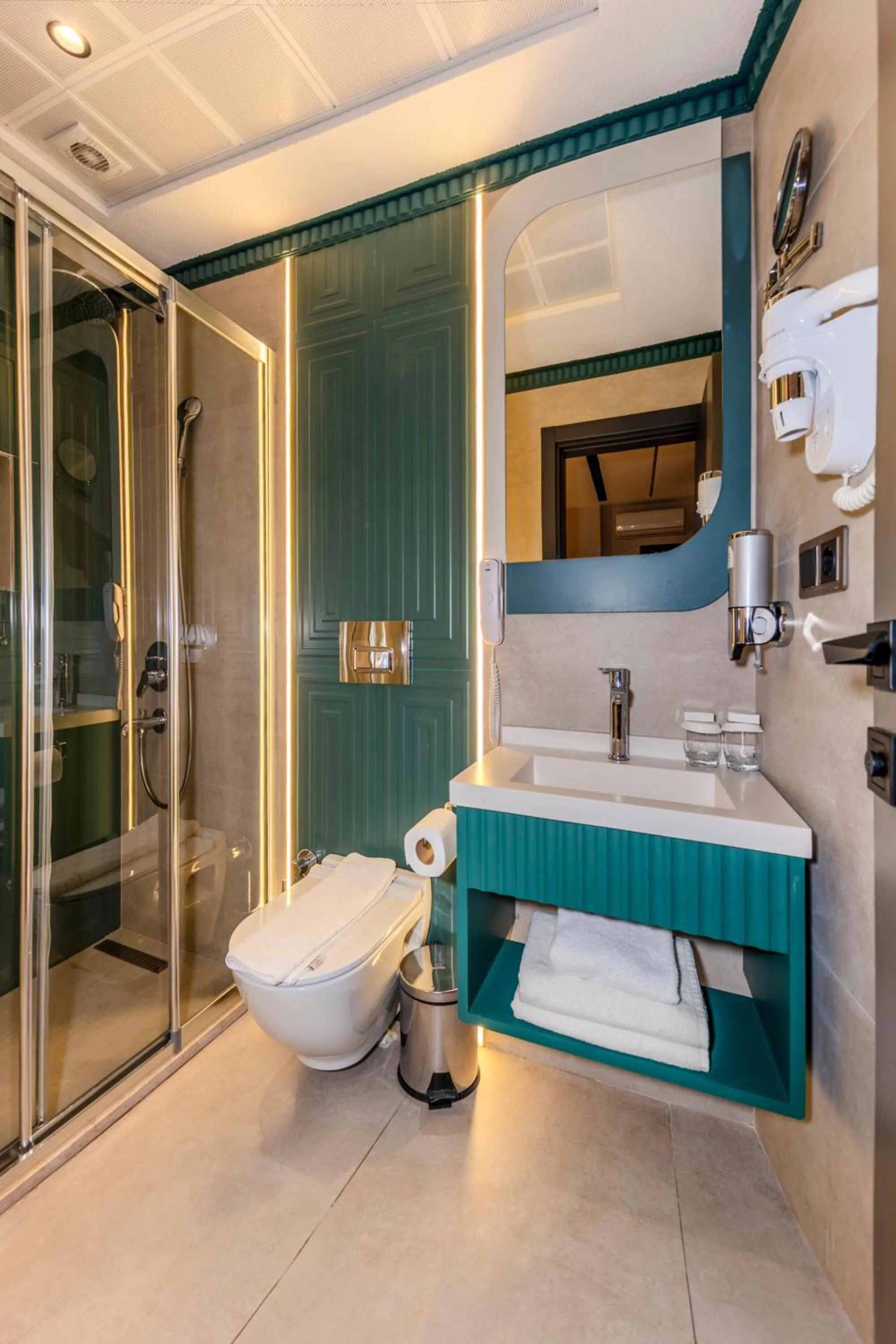 Bathroom in Elysian Airport Hotel & Restaurant