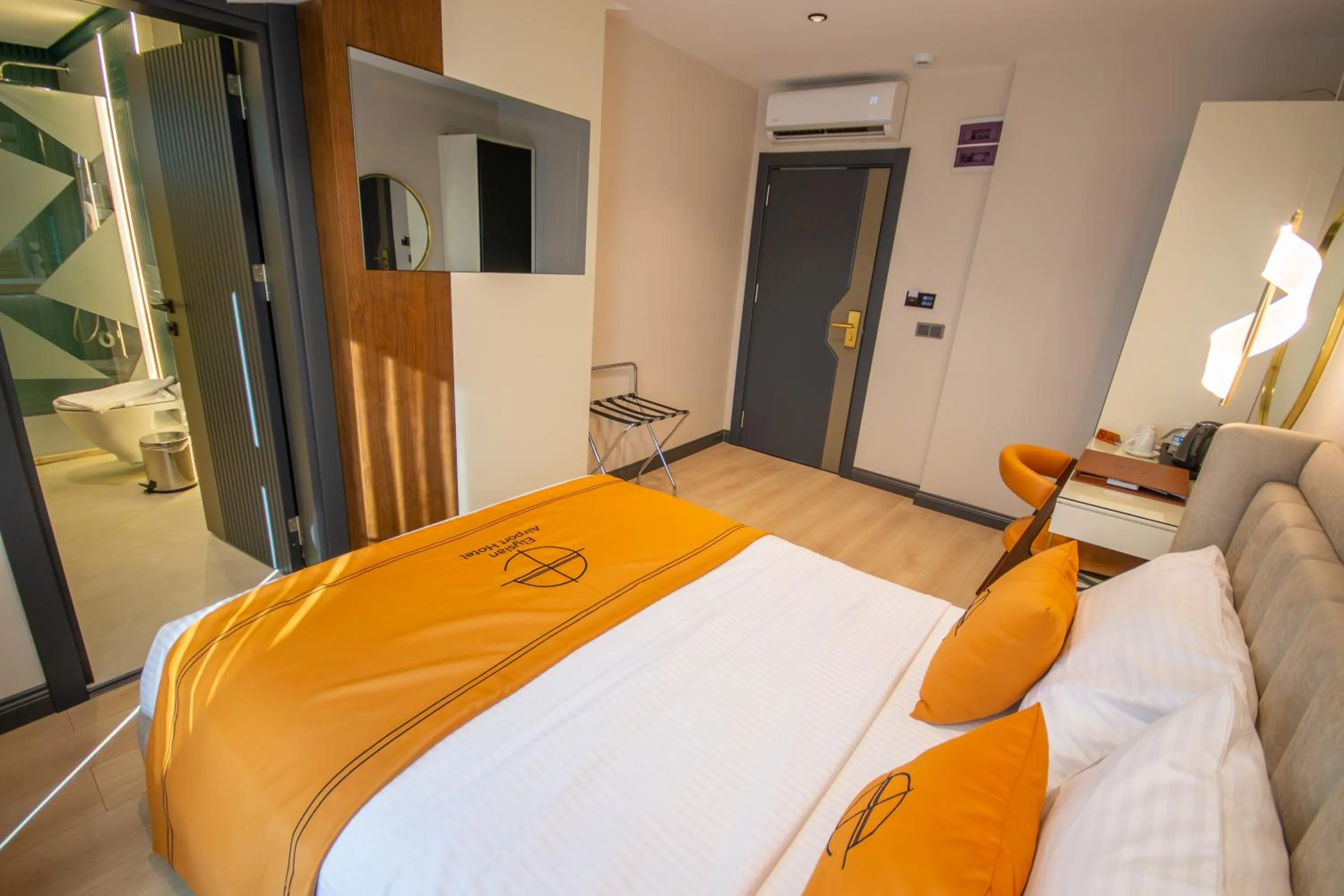 Bed in Elysian Airport Hotel & Restaurant