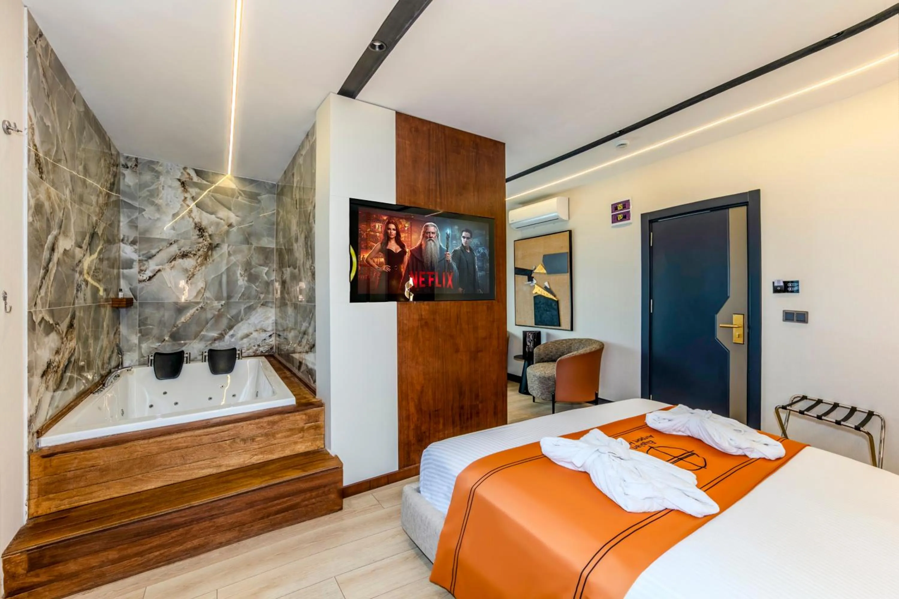 Hot Tub, Bed in Elysian Airport Hotel & Restaurant