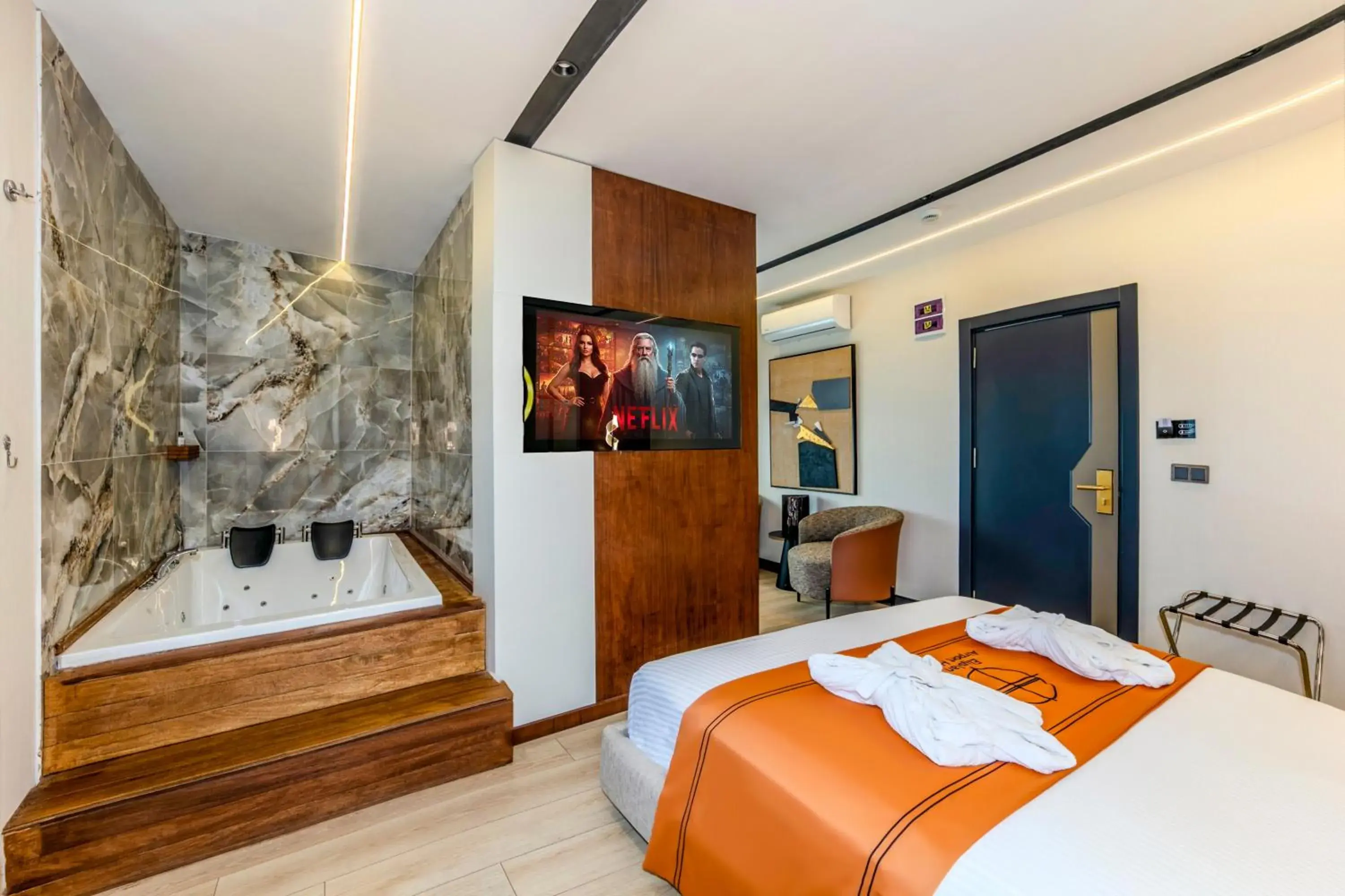 Deluxe King Room in Elysian Airport Hotel & Restaurant Deluxe King Room in Elysian Airport Hotel & Restaurant