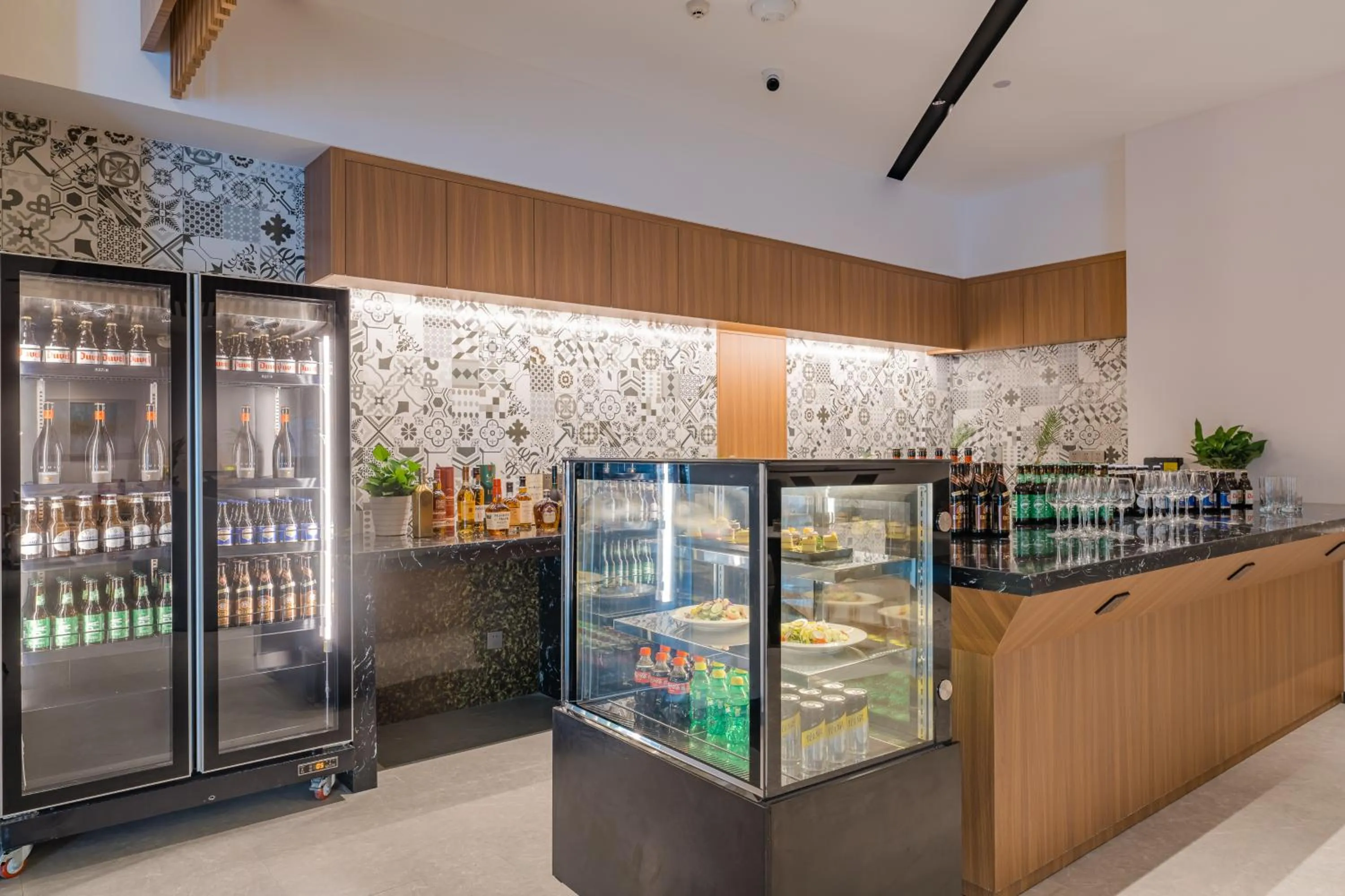 Lounge or bar in UrCove by HYATT Hangzhou Riverside CBD