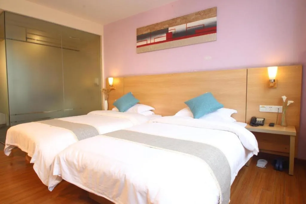 Bed in Yian Business Hotel