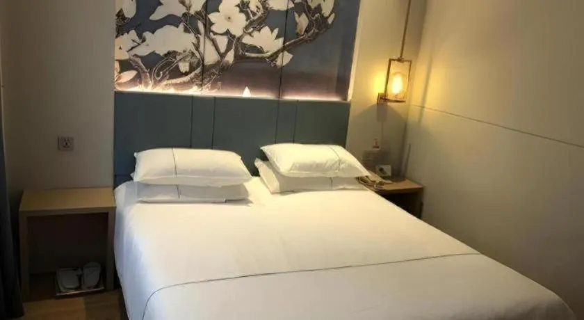 Bed in Jinjiang Inn Wuxi Liangqing Road Wanda Plaza Yunhe Bay Industrial Center