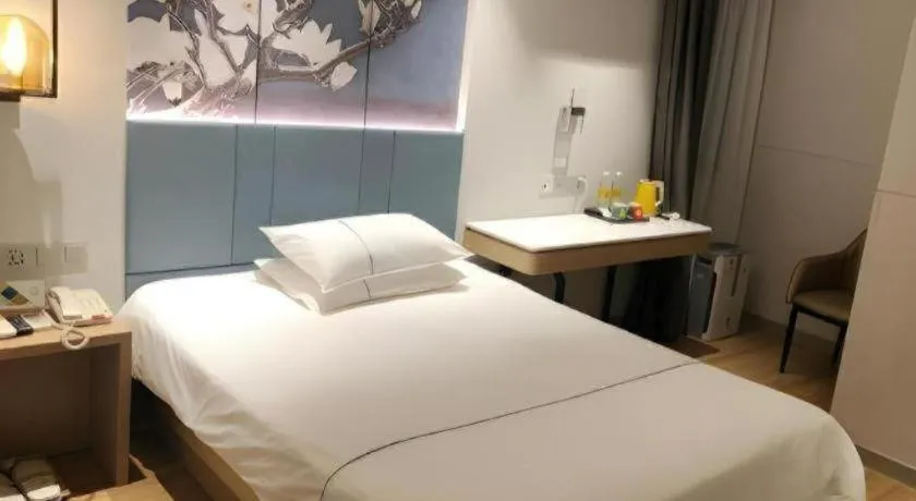 Bed in Jinjiang Inn Wuxi Liangqing Road Wanda Plaza Yunhe Bay Industrial Center