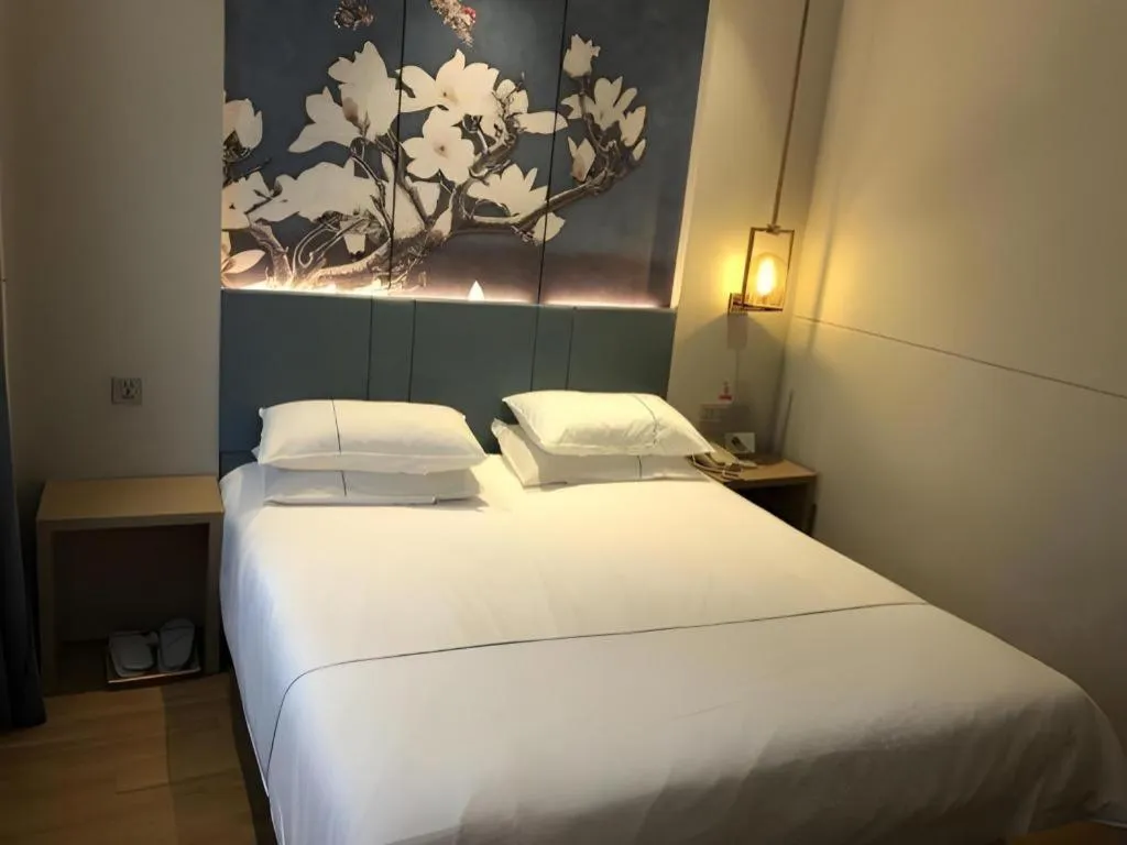 Bed in Jinjiang Inn Wuxi Liangqing Road Wanda Plaza Yunhe Bay Industrial Center