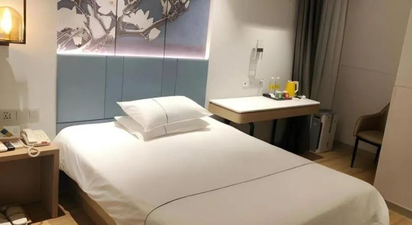 Bed in Jinjiang Inn Wuxi Liangqing Road Wanda Plaza Yunhe Bay Industrial Center