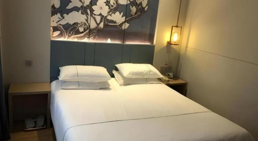 Bed in Jinjiang Inn Wuxi Liangqing Road Wanda Plaza Yunhe Bay Industrial Center