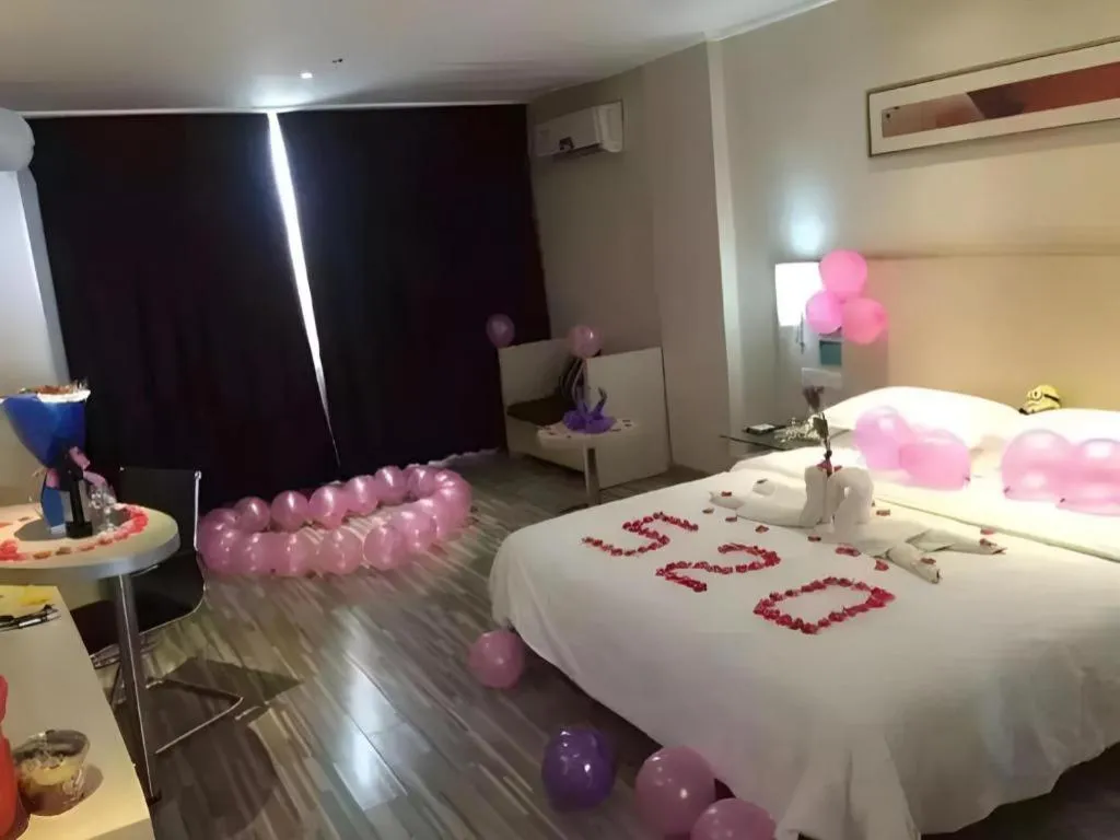 Bed in City Comfort Inn Guangzhou Zhongluotan Culture Square