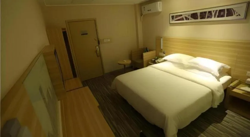 Bed in City Comfort Inn Guangzhou Zhongluotan Culture Square