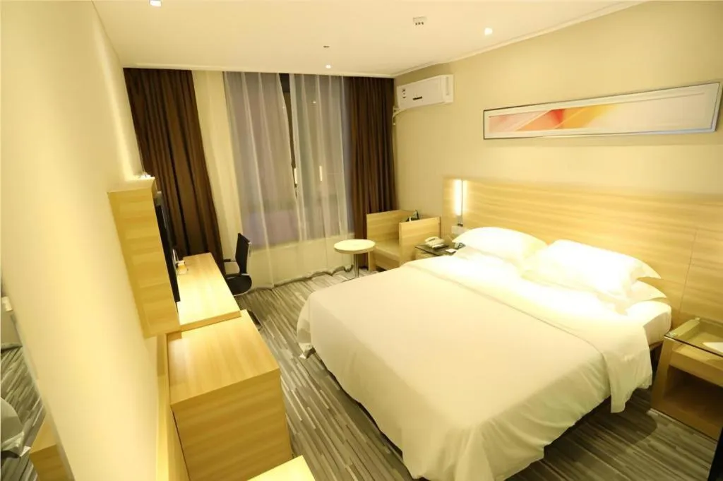 Bed in City Comfort Inn Guangzhou Zhongluotan Culture Square